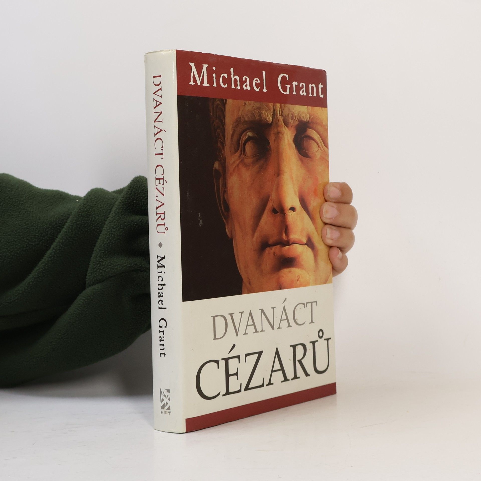 Michael Grant Dvanáct Cézarů