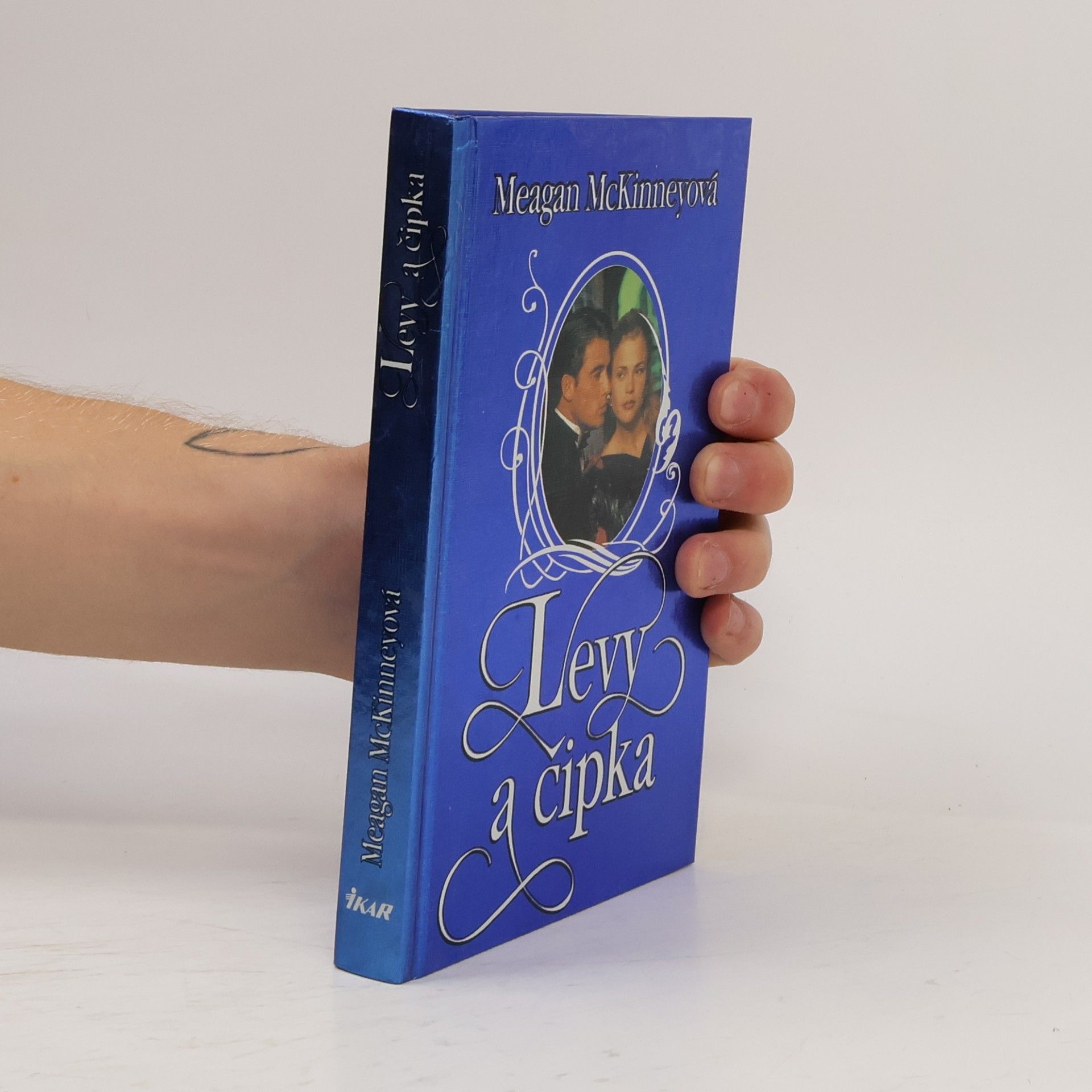 Meagan McKinney Levy a čipka