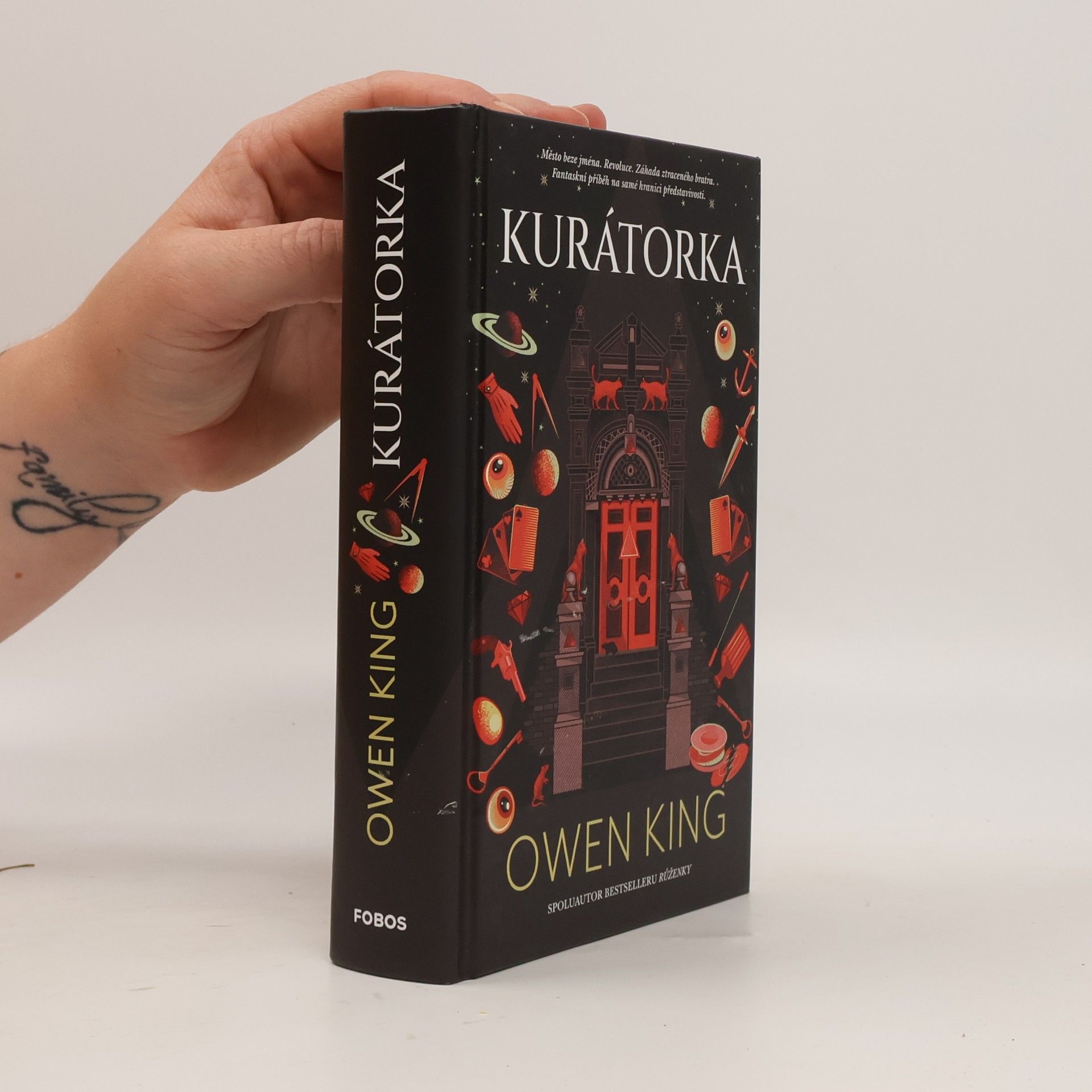 Owen King Kurátorka