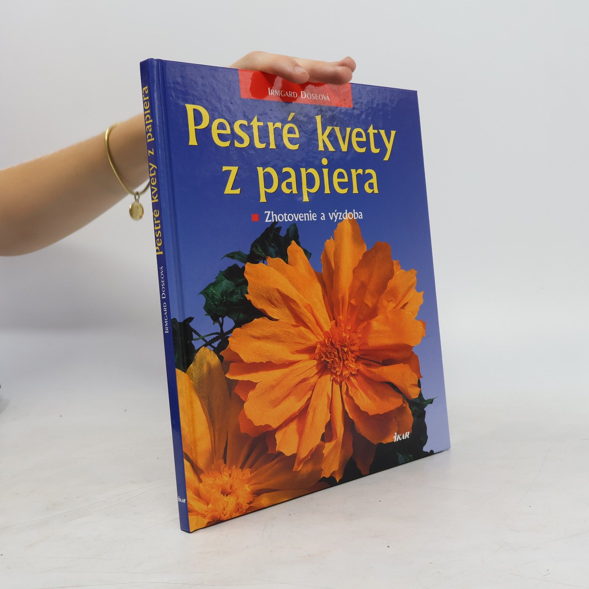 Irmgard Dose Pestré kvety z papiera: zhotovenie a výzdoba