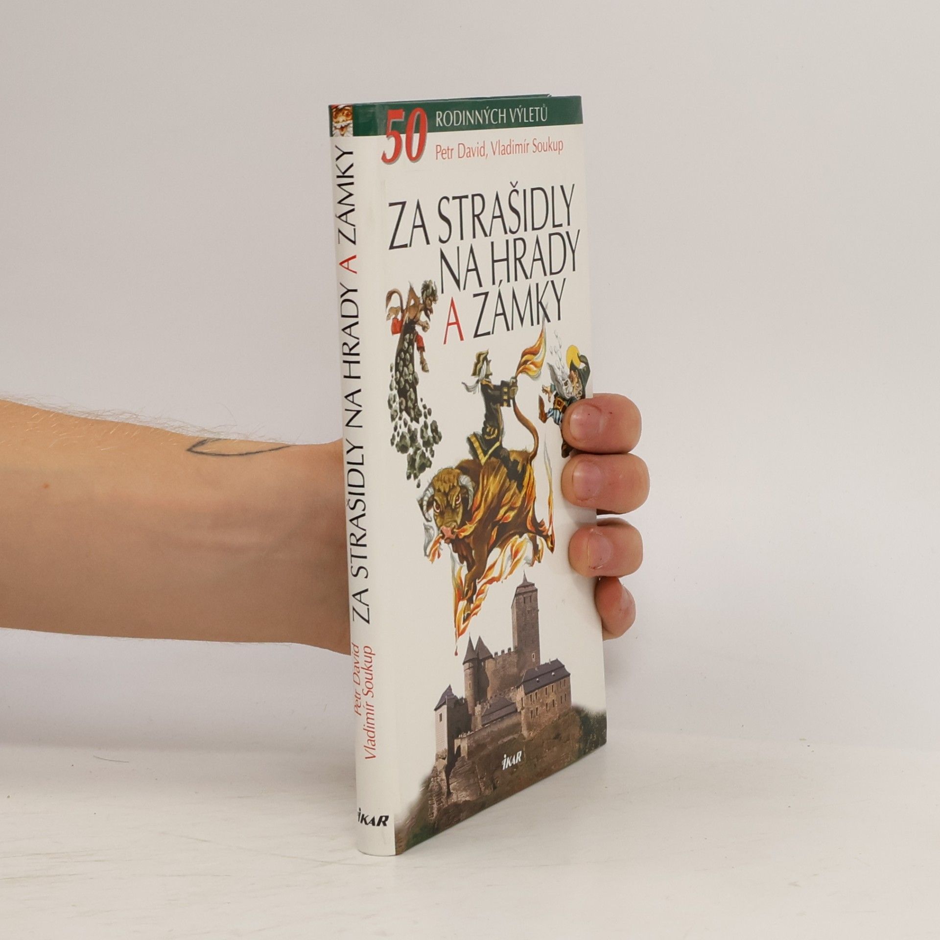 Petr David Za strašidly na hrady a zámky