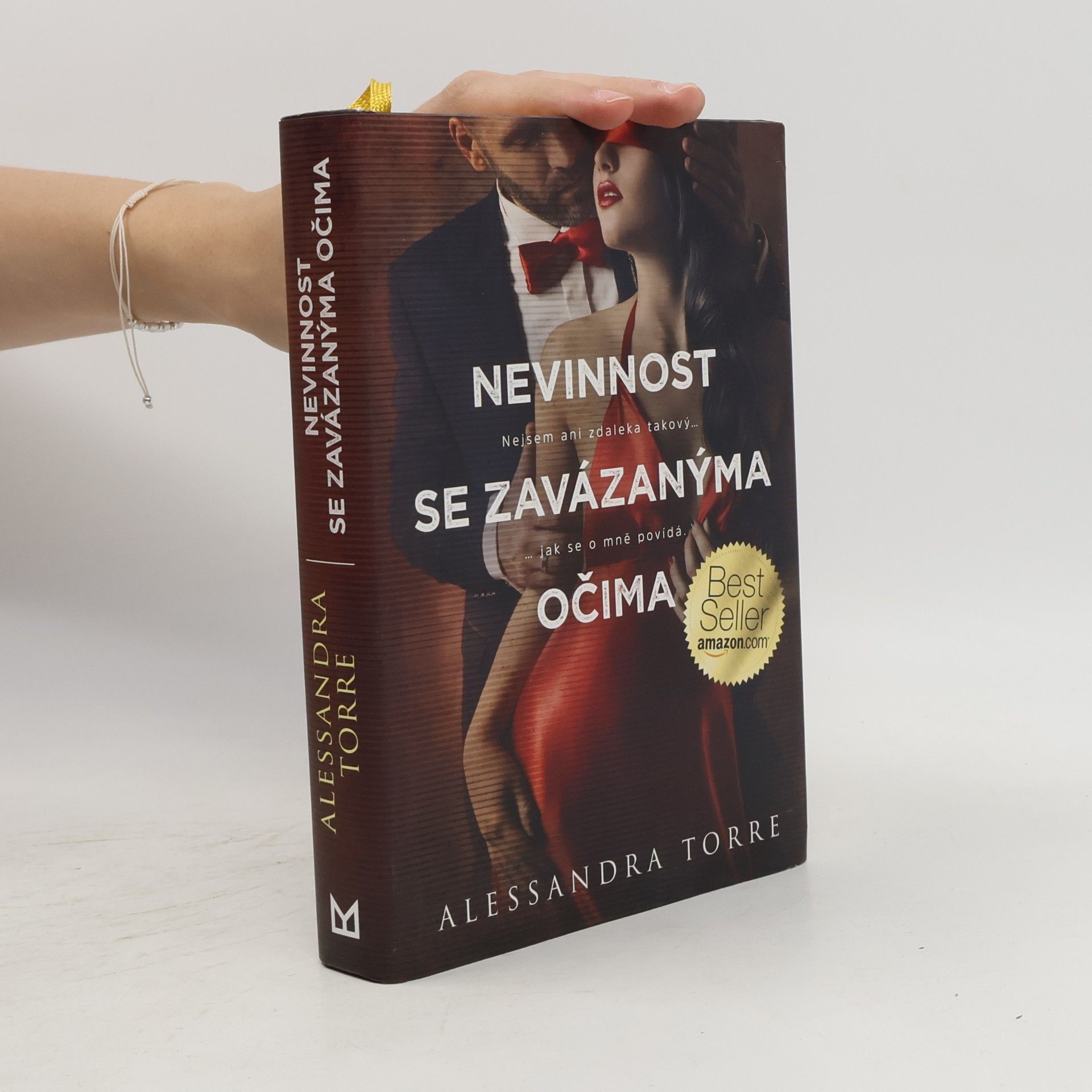Alessandra Torre Nevinnost se závazanýma očima
