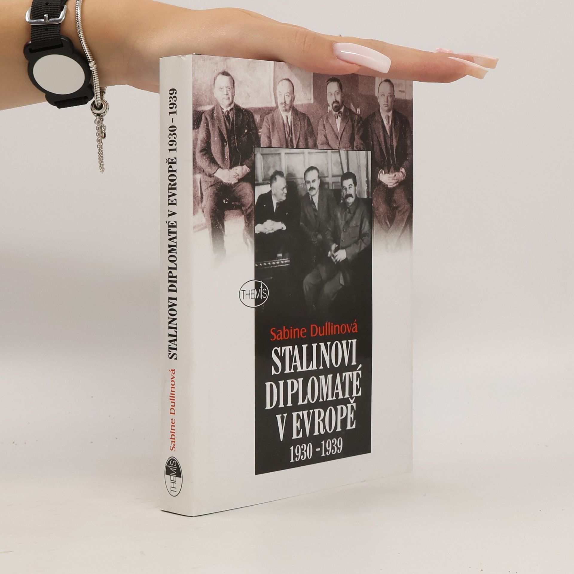 Sabine Dullin Stalinovi diplomaté v Evropě 1930-1939