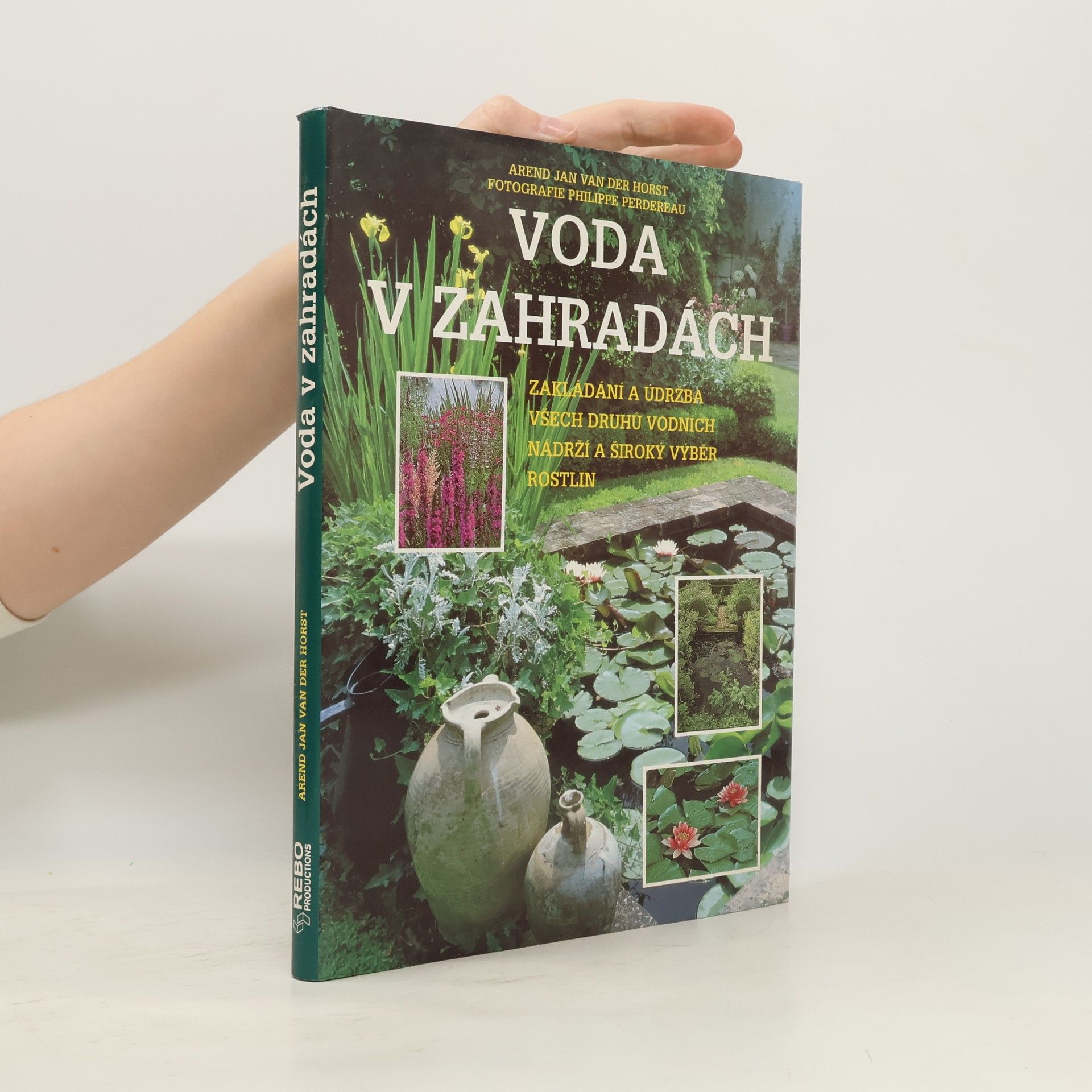 Voda v zahradách. Založení a údržba všech druhů vodních nádrží a široký výběr rostlin