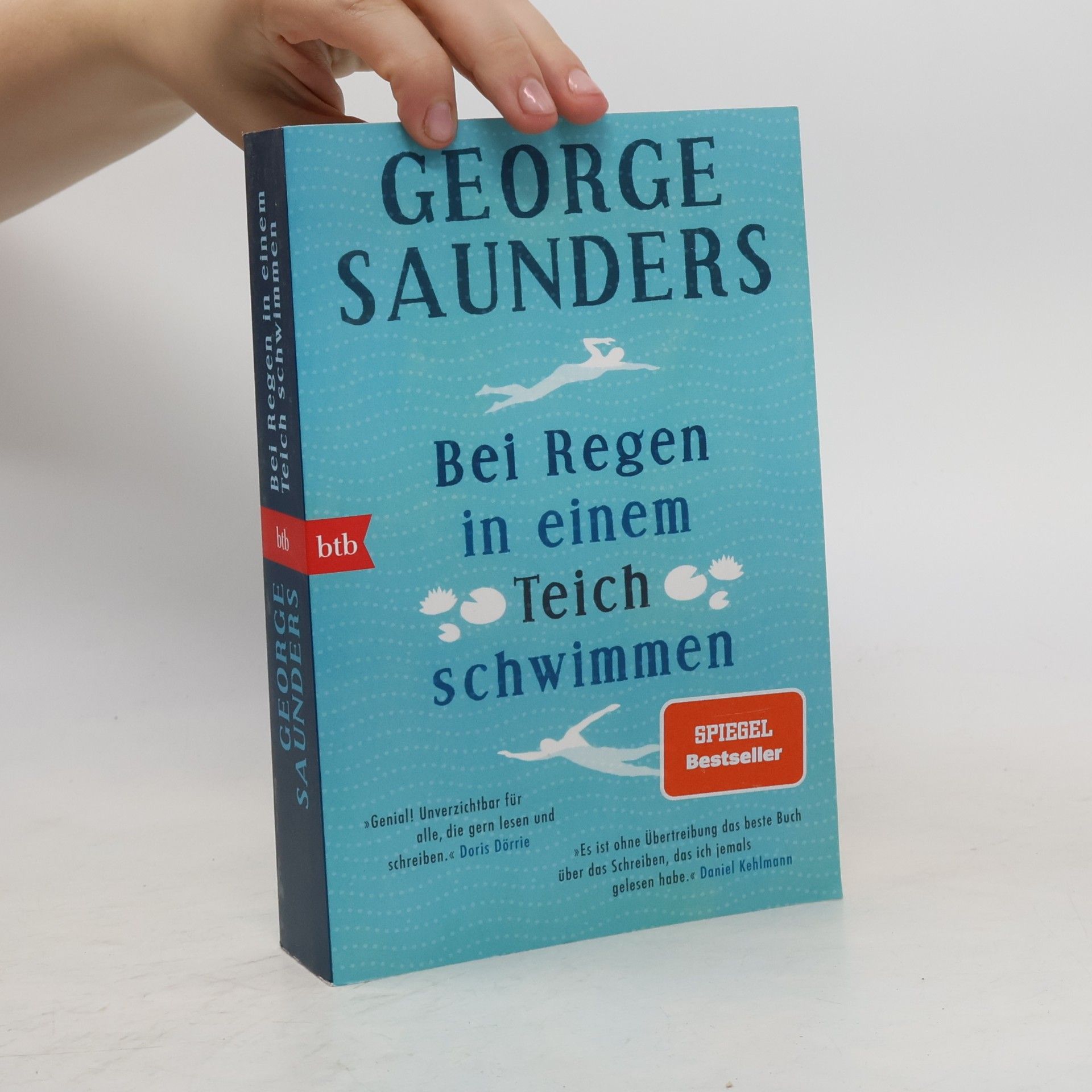 Bei Regen in einem Teich schwimmen