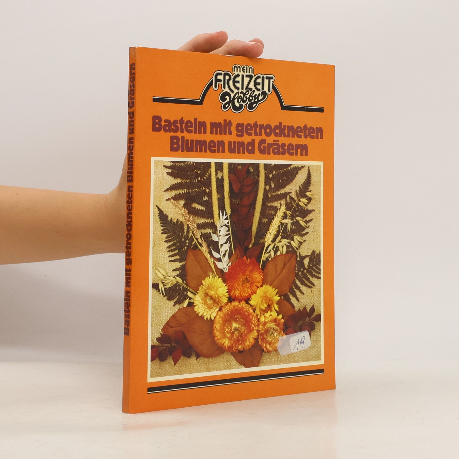 Elisabeth Naomi Reuter Basteln mit getrockneten Blumen und Gräsern