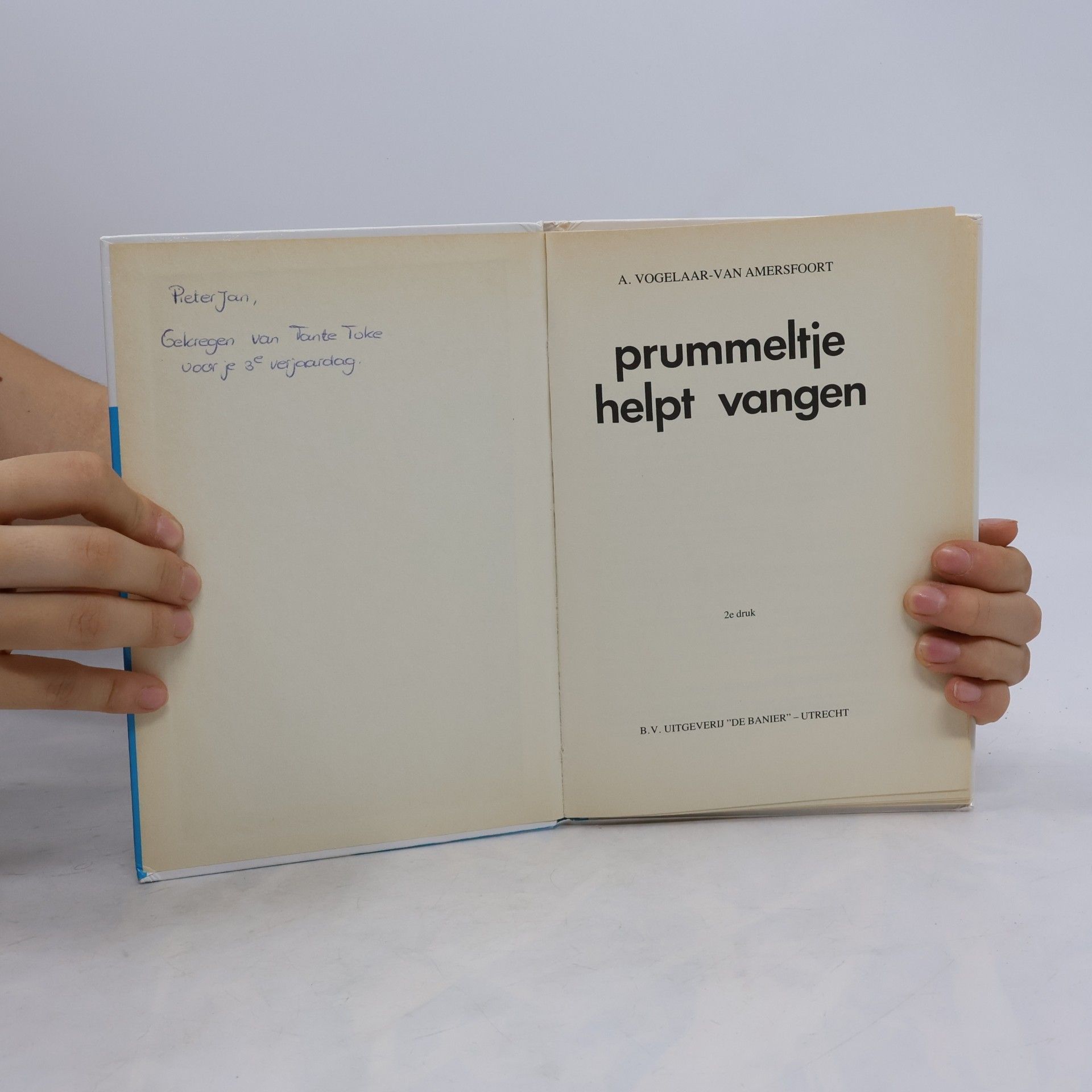 Alie Vogelaar-van Amersfoort Prummeltje helpt vangen