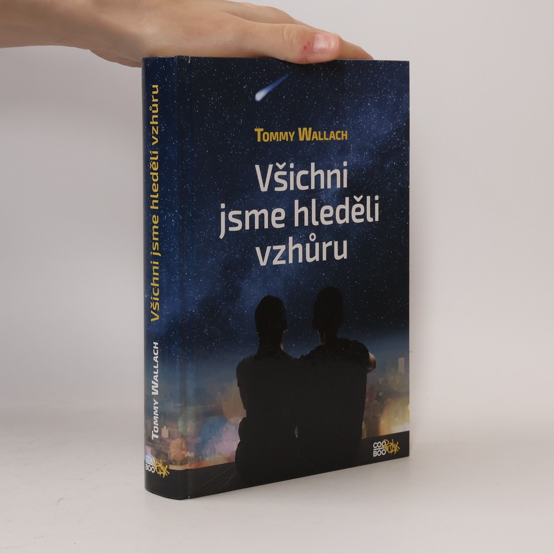 Tommy Wallach Všichni jsme hleděli vzhůru