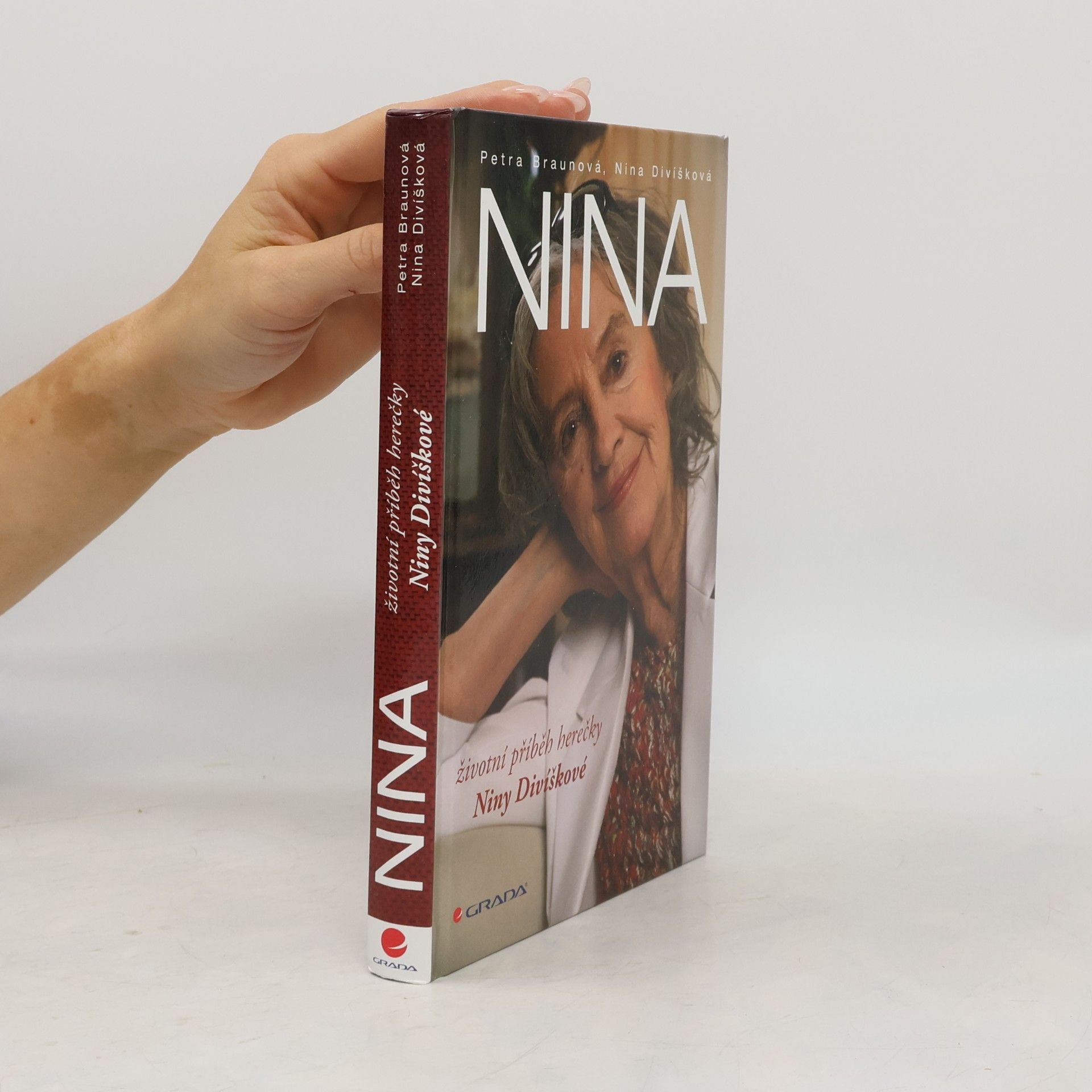 Nina. Životní příběh herečky Niny Divíškové