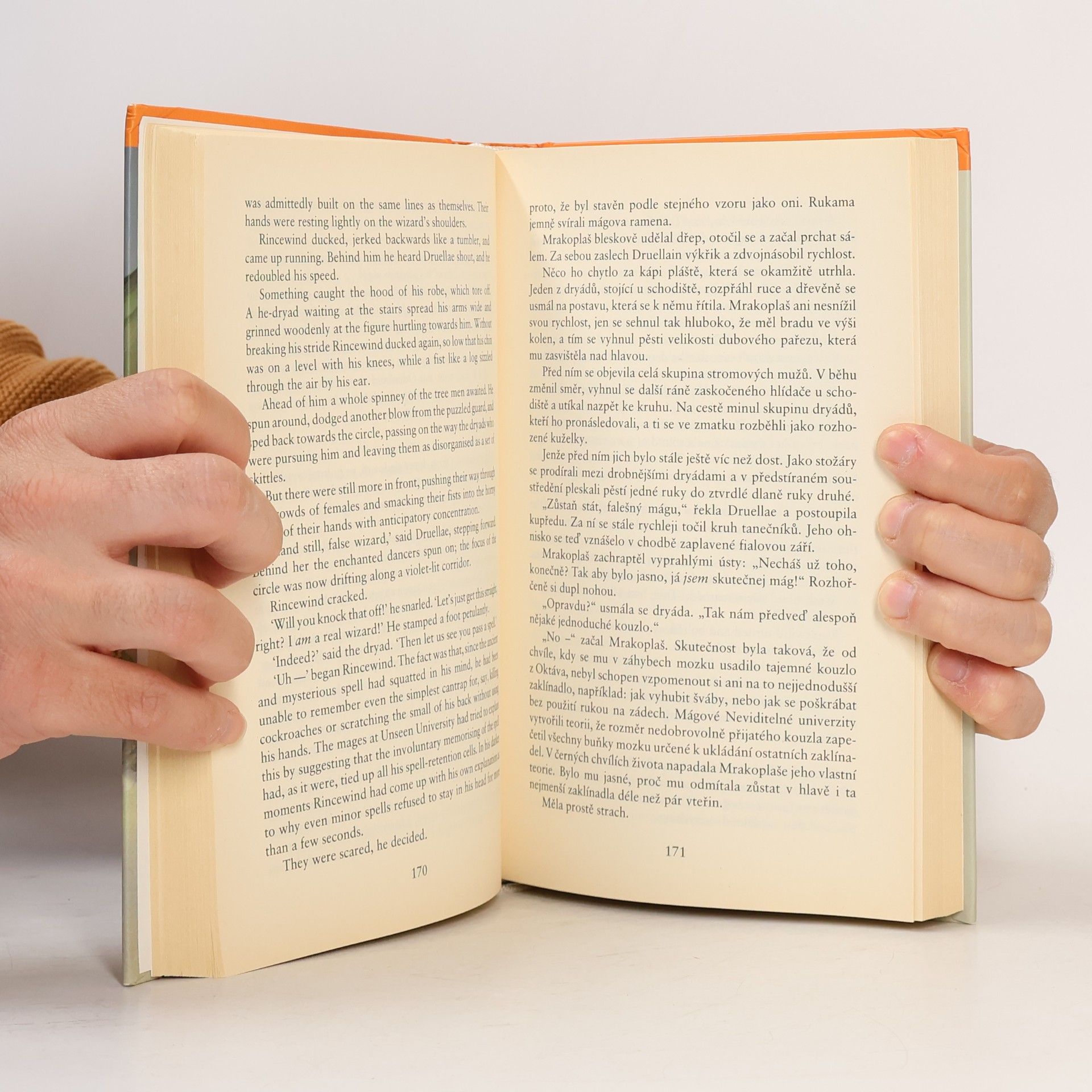Terry Pratchett Barva kouzel, The colour of magic: Dvojjazyčné vydání