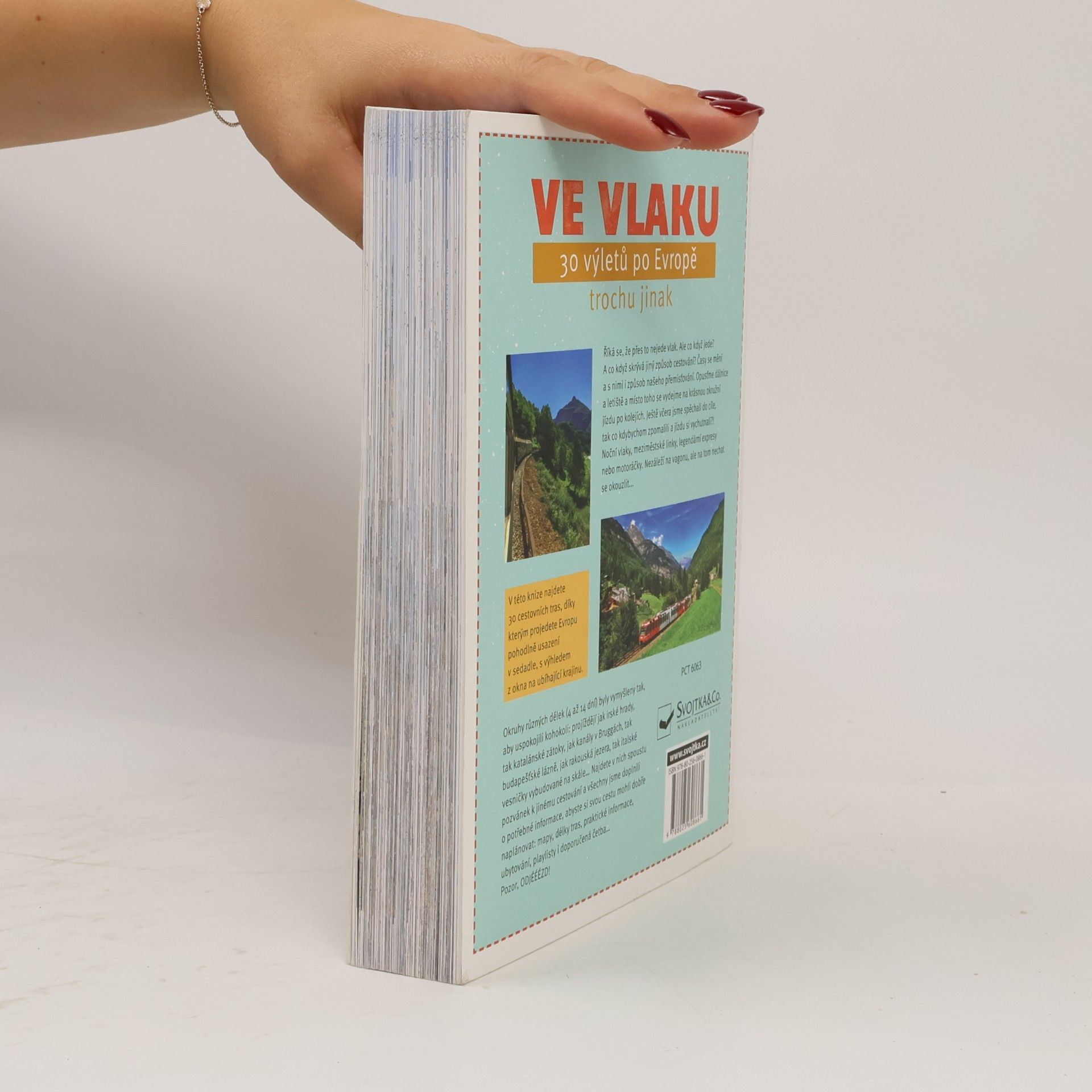 Sára Dvořáková Ve vlaku : 30 výletů po Evropě trochu jinak