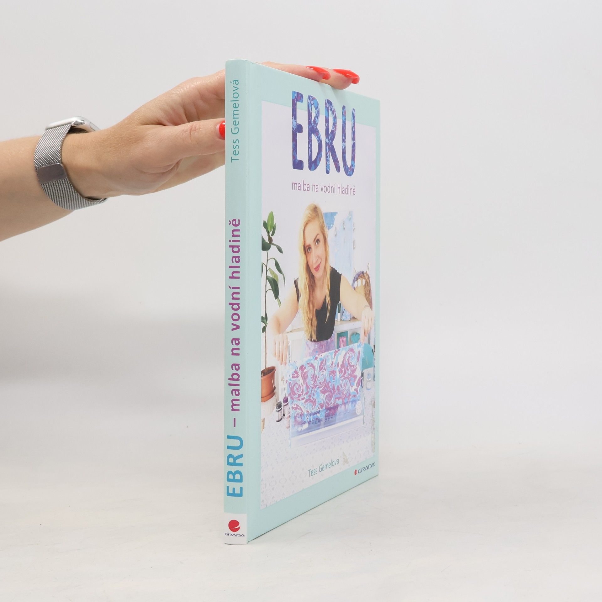 Tess Gemelová Ebru - malba na vodní hladině