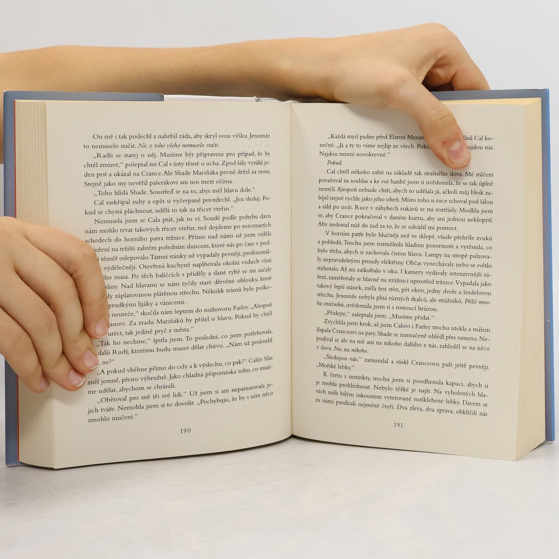 Victoria Aveyard Křišťálový meč
