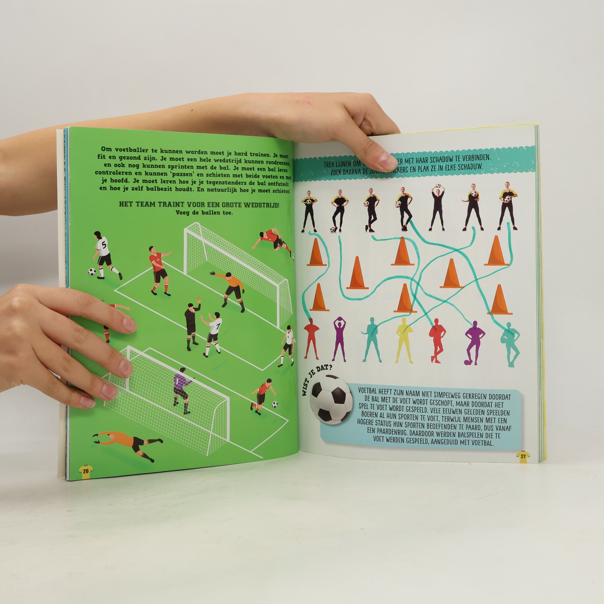 Claire Sipi Reuzestickerboek Voetbal: Feitjes, puzzels, paren zoeken, kleuren en veel stickerpret... (Reuzestickerboeken)