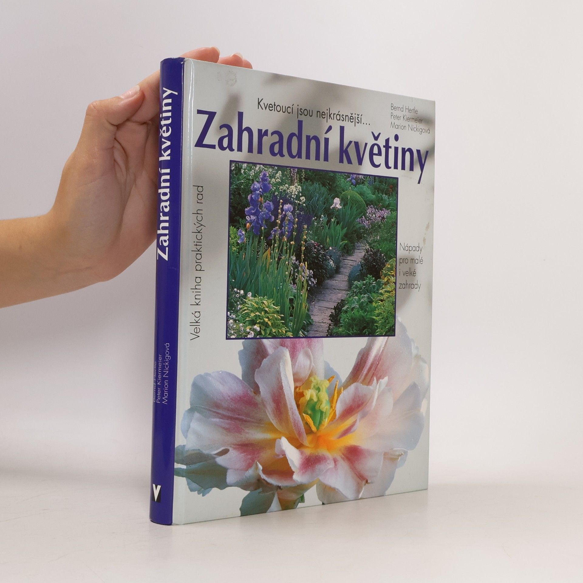 Ivana Juřičková Zahradní květiny. Kvetoucí jsou nejkrásnější... Pěstitelské rady a portréty oblíbených kvetoucích rostlin, trav a kapradin. Nápady pro malé i velké zahrady. 500 barevných fotografií a 150 schematických nákresů