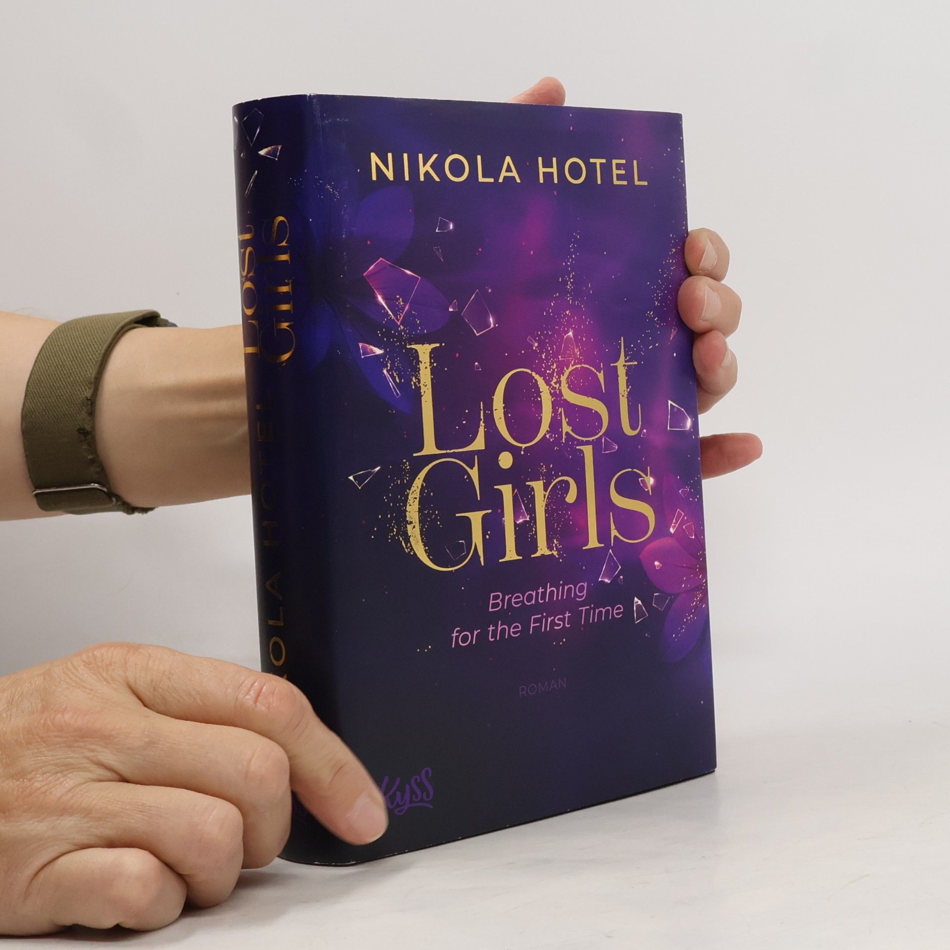 Nikola Hotel Lost-Girls-Dilogie - 1: Lost Girls − Breathing for the First Time - Mit limitiertem Farbschnitt in der ersten Auflage