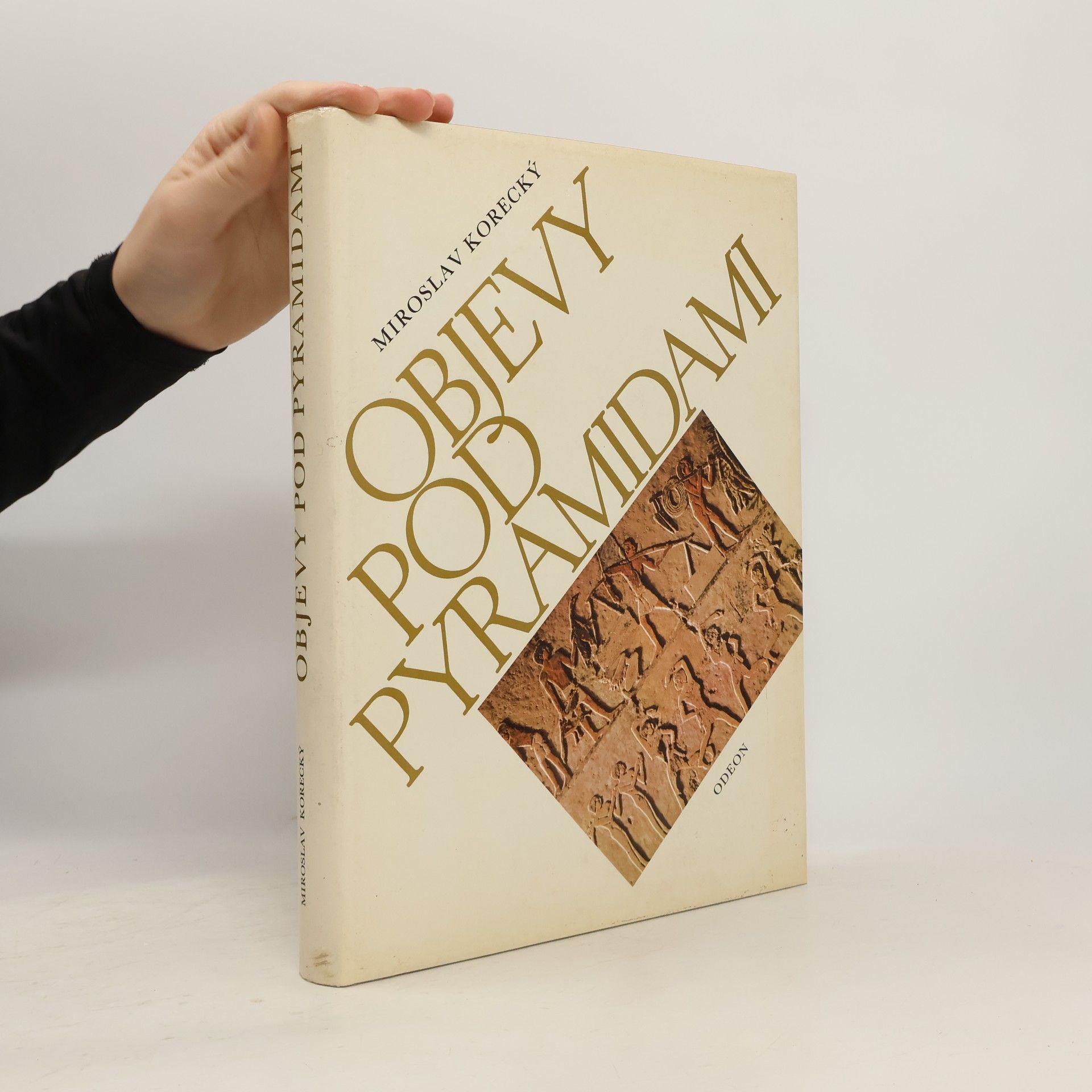Objevy pod pyramidami