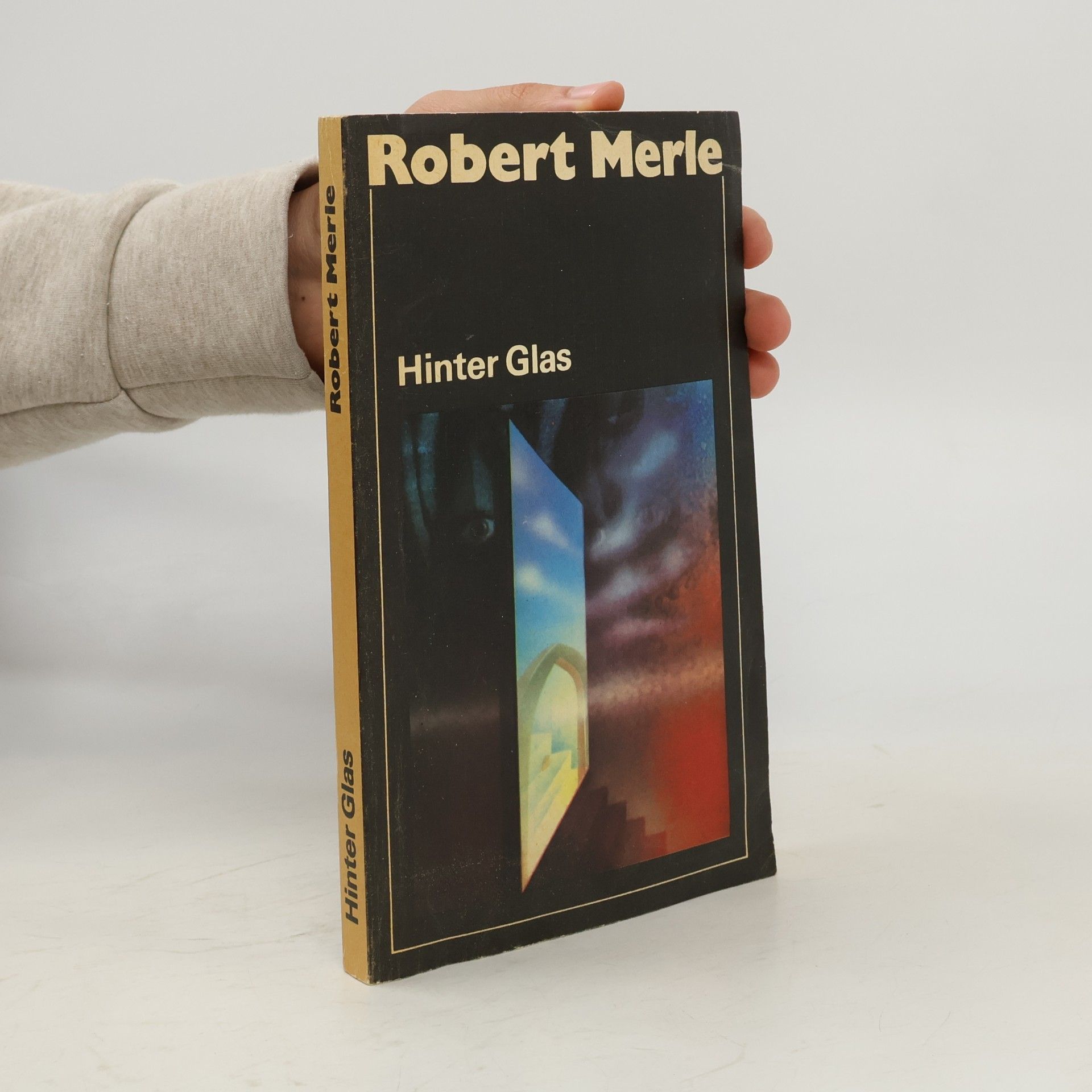Hinter Glas