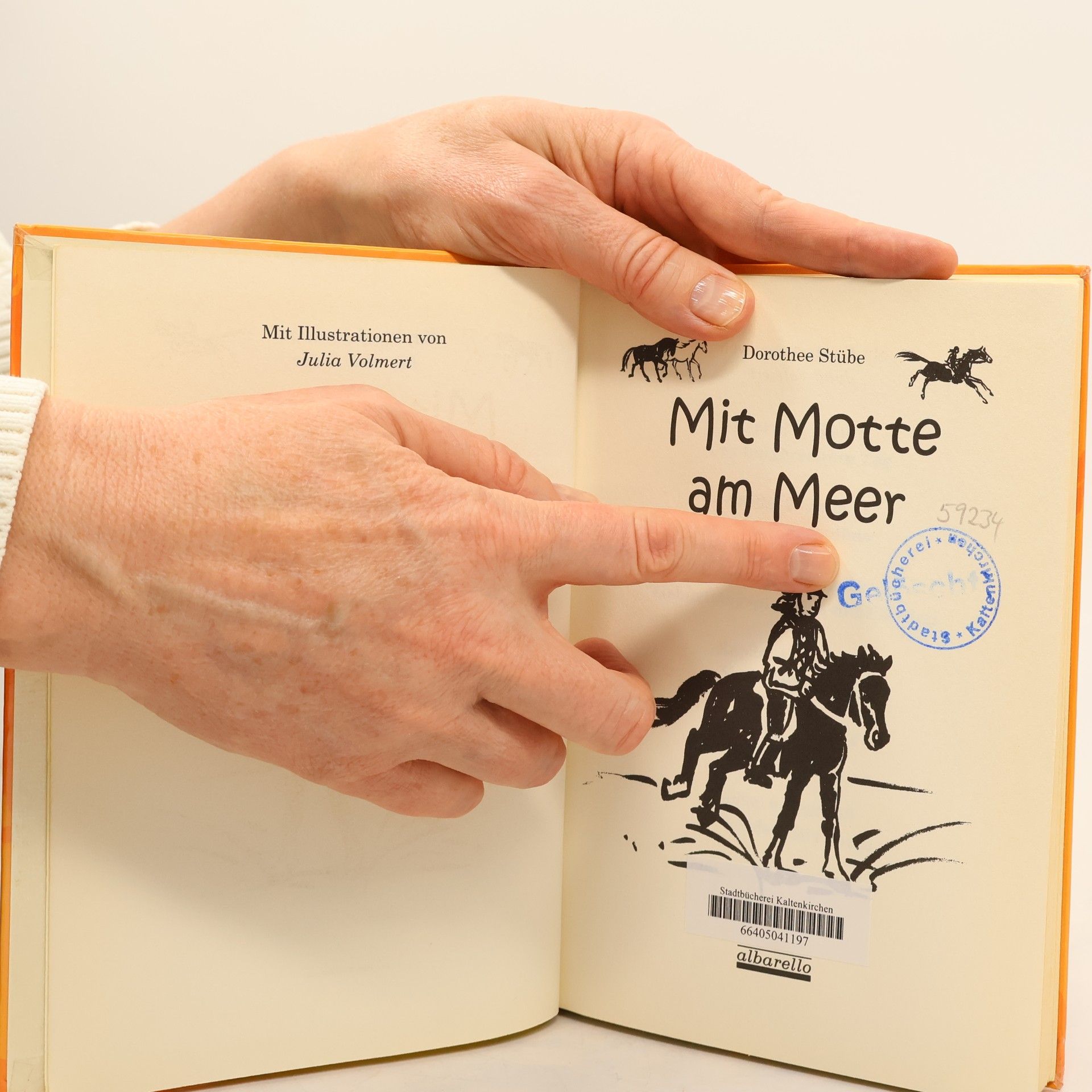 Dorothee Stübe Mit Motte am Meer