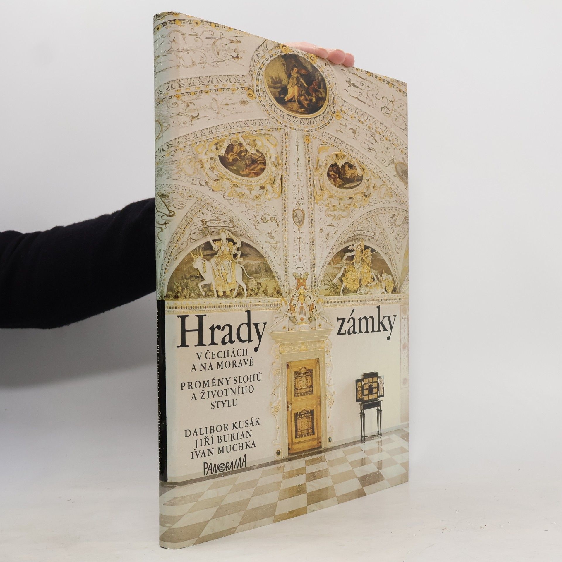 Jiří Burian Hrady a zámky v Čechách a na Moravě. Proměny slohů a životního stylu