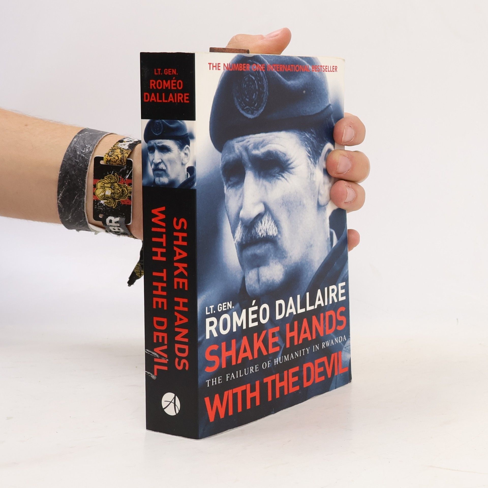 Roméo Dallaire Shake Hands with the Devil. The Failure of Humanity in Rwanda