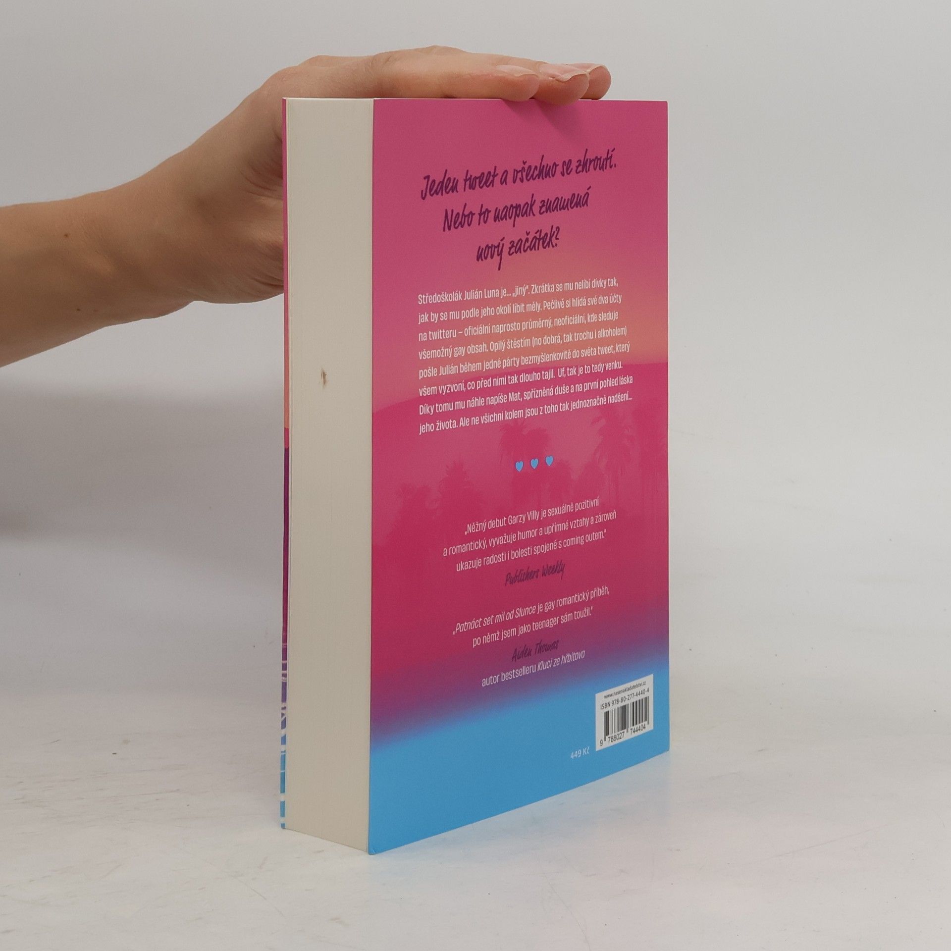 Jonny Garza Villa Patnáct set mil od Slunce