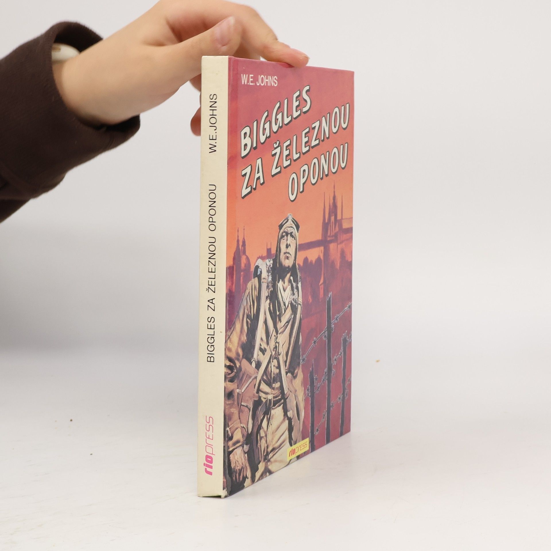 W. E. Johns Biggles za železnou oponou