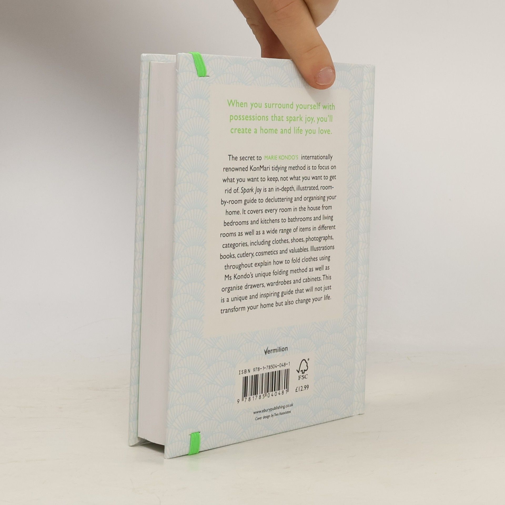 Marie Kondo Spark joy. An illustrated guide to the japanese art of tidying