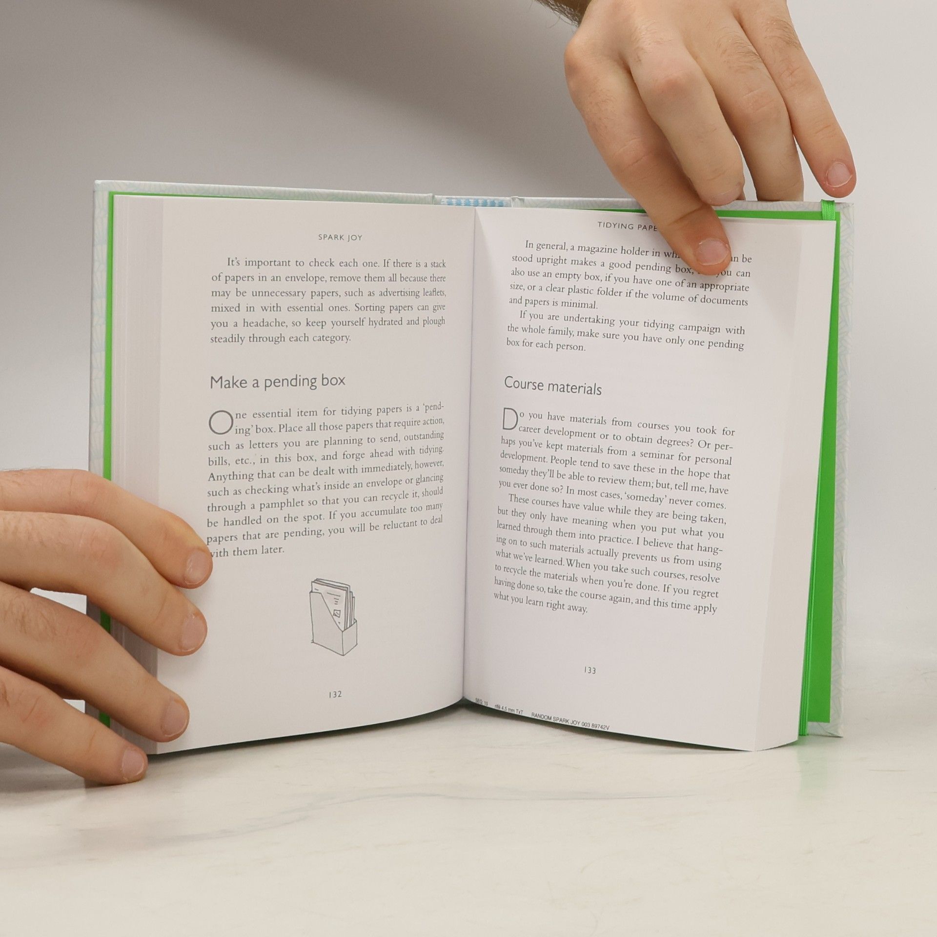 Marie Kondo Spark joy. An illustrated guide to the japanese art of tidying