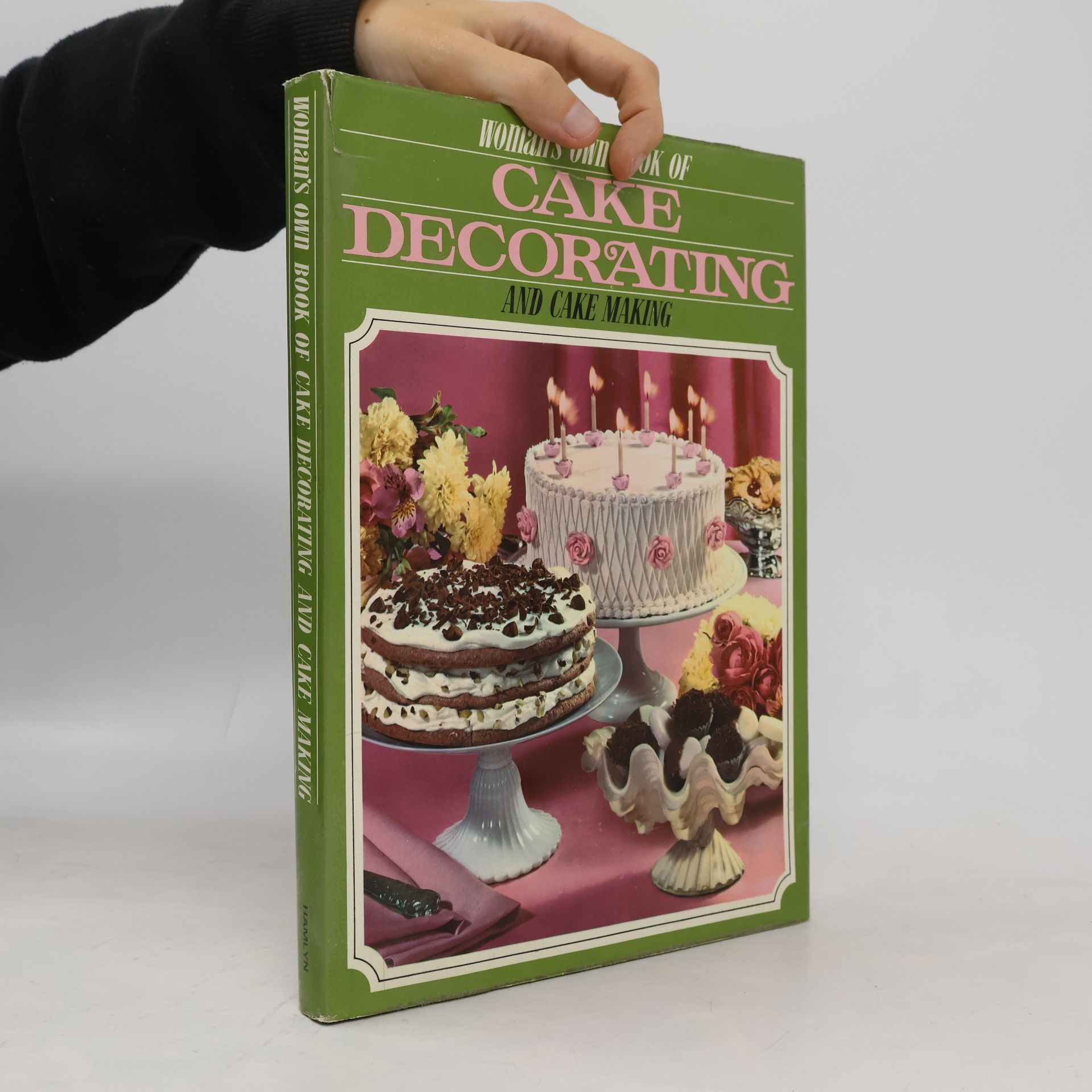 kolektiv Woman's Own Book of Cake Decorating and Cake Making