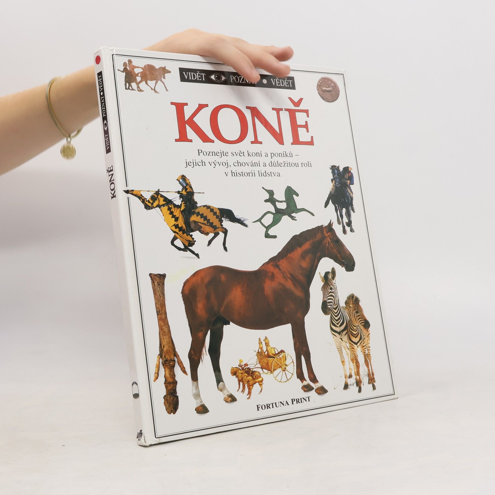 Koně : Poznejte svět koní a poníků - jejich vývoj, chování a důležitou roli v historii lidstva