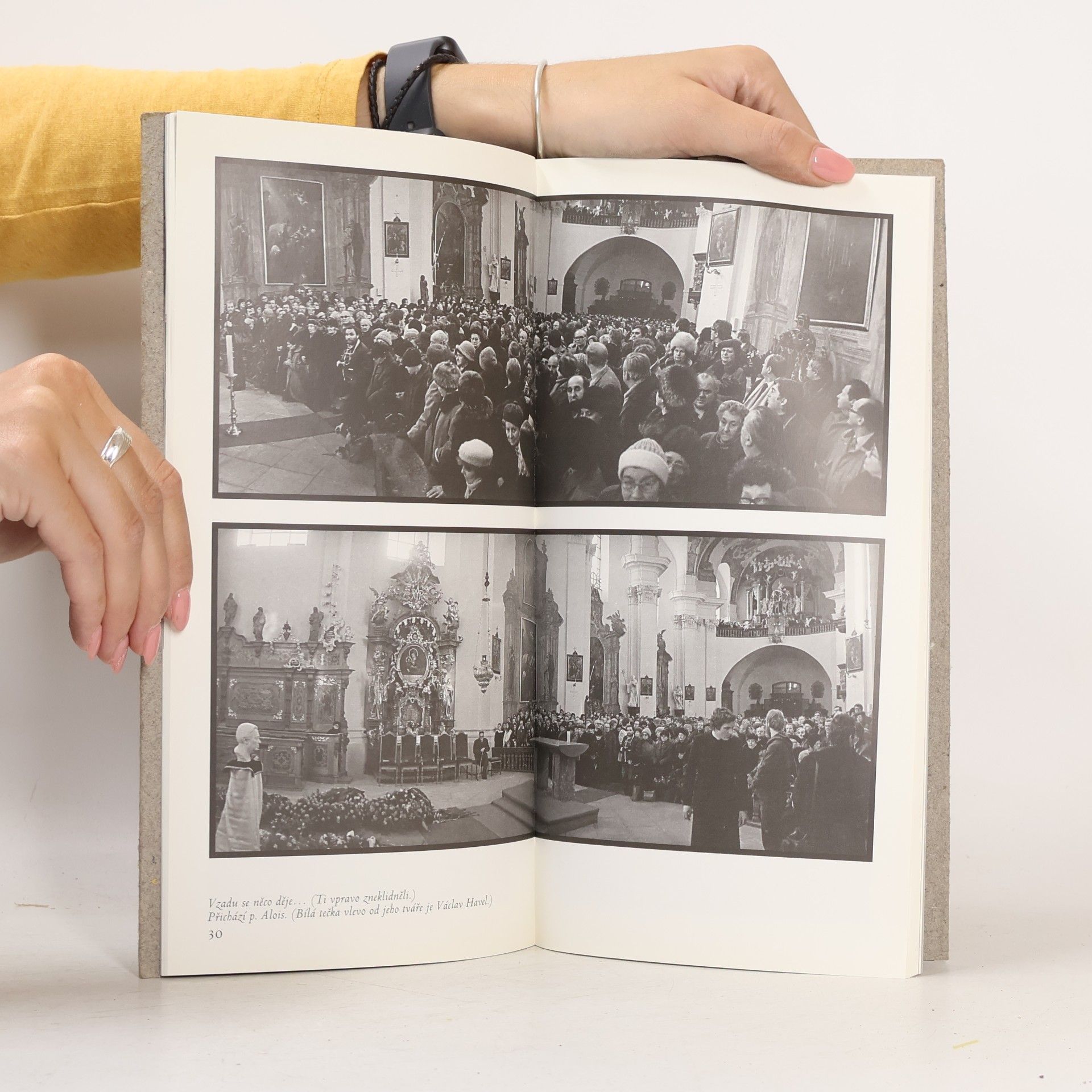 Jaroslav Krejčí Zpráva o pohřbu básníka Jaroslava Seiferta ve fotografiích