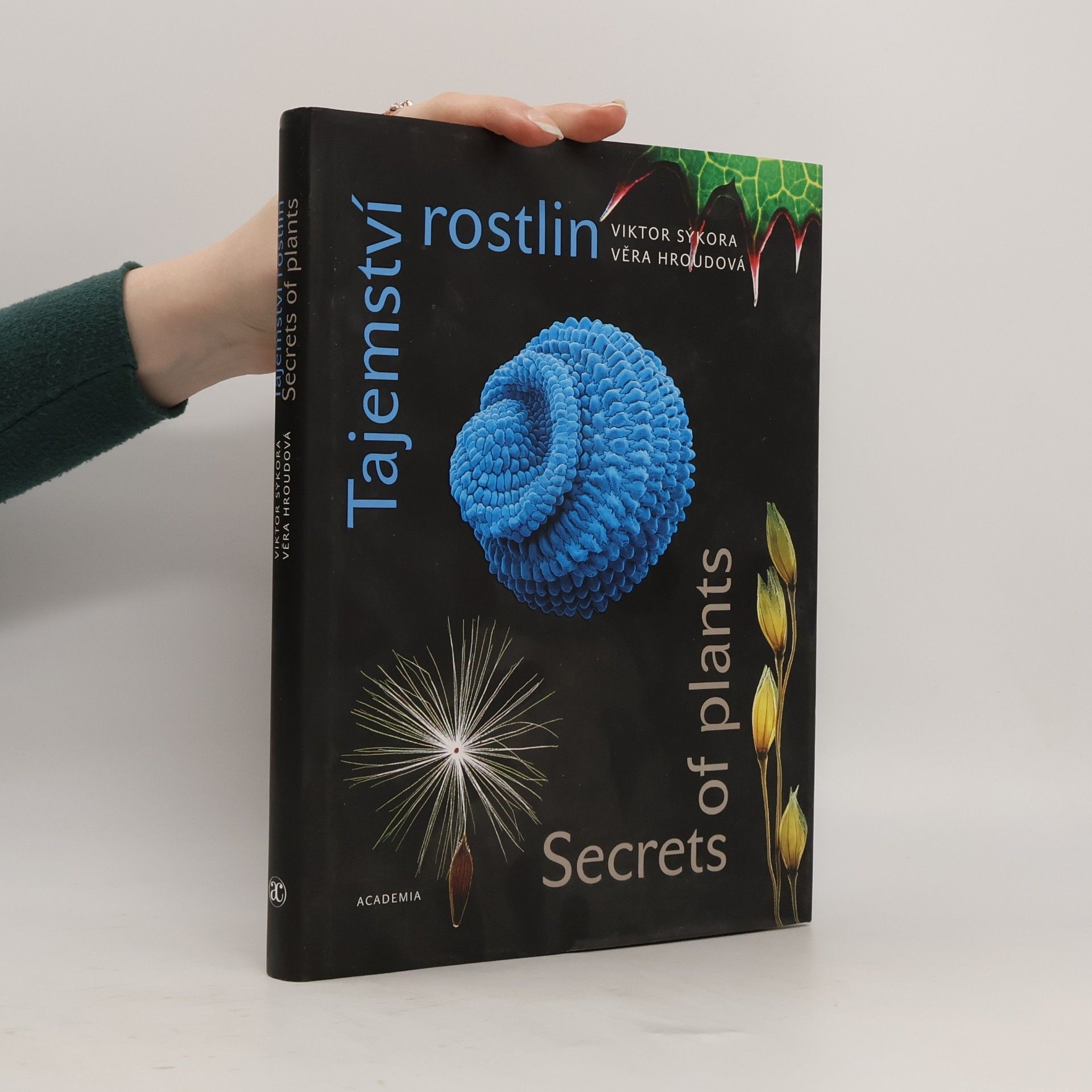 Věra Hroudová Tajemství rostlin. Secrets of plants
