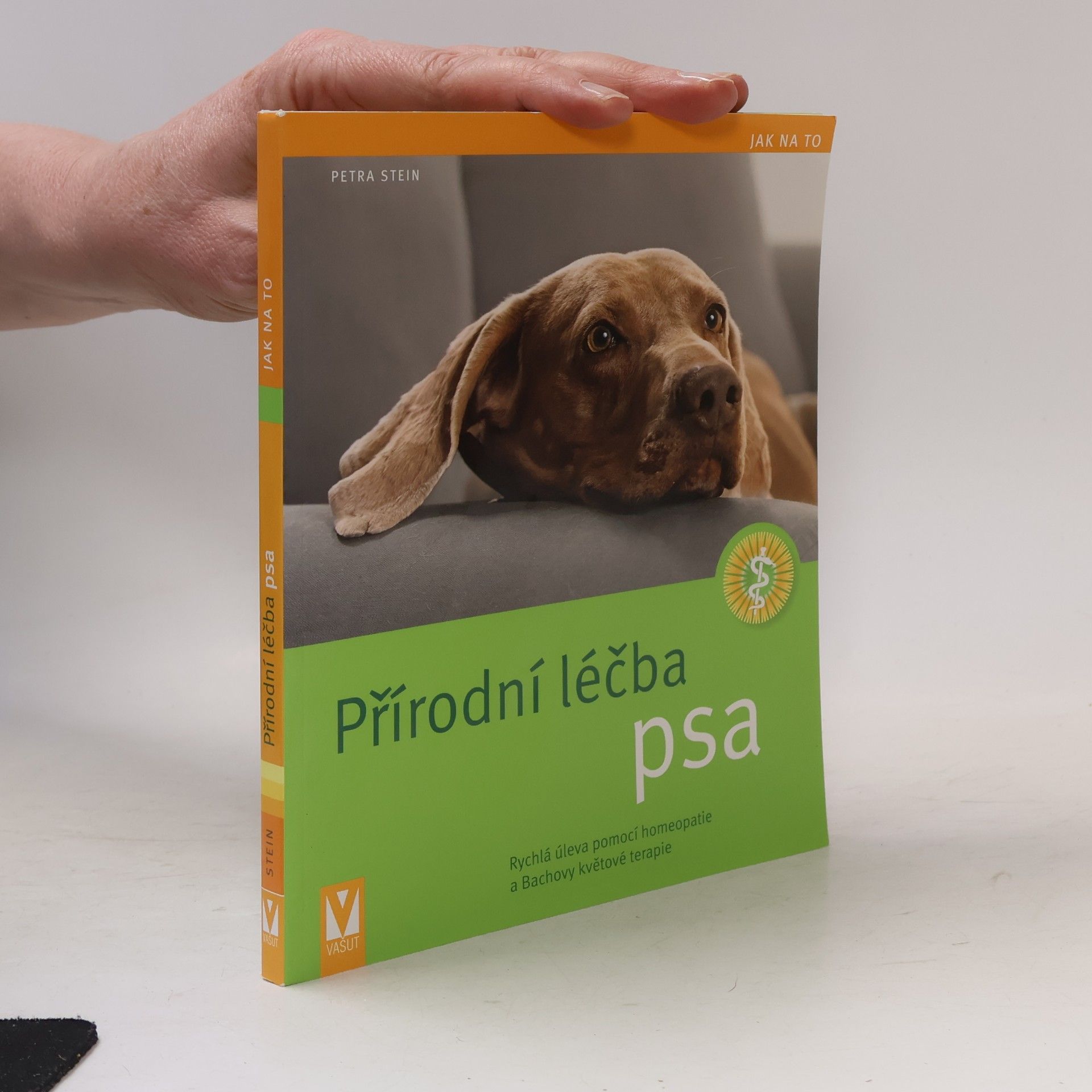 Petra Stein Přírodní léčba psa. Rychlá úleva pomocí homeopatie a Bachovy květové terapie