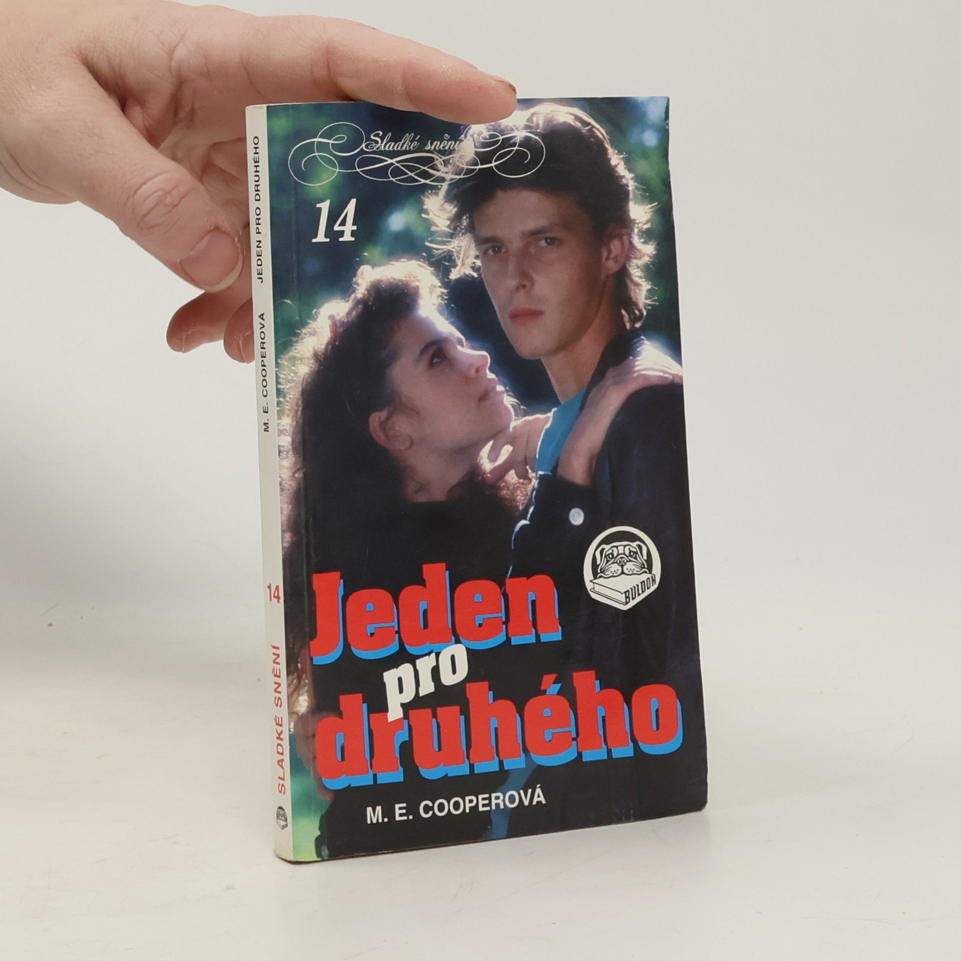 M. E. Cooper Jeden pro druhého