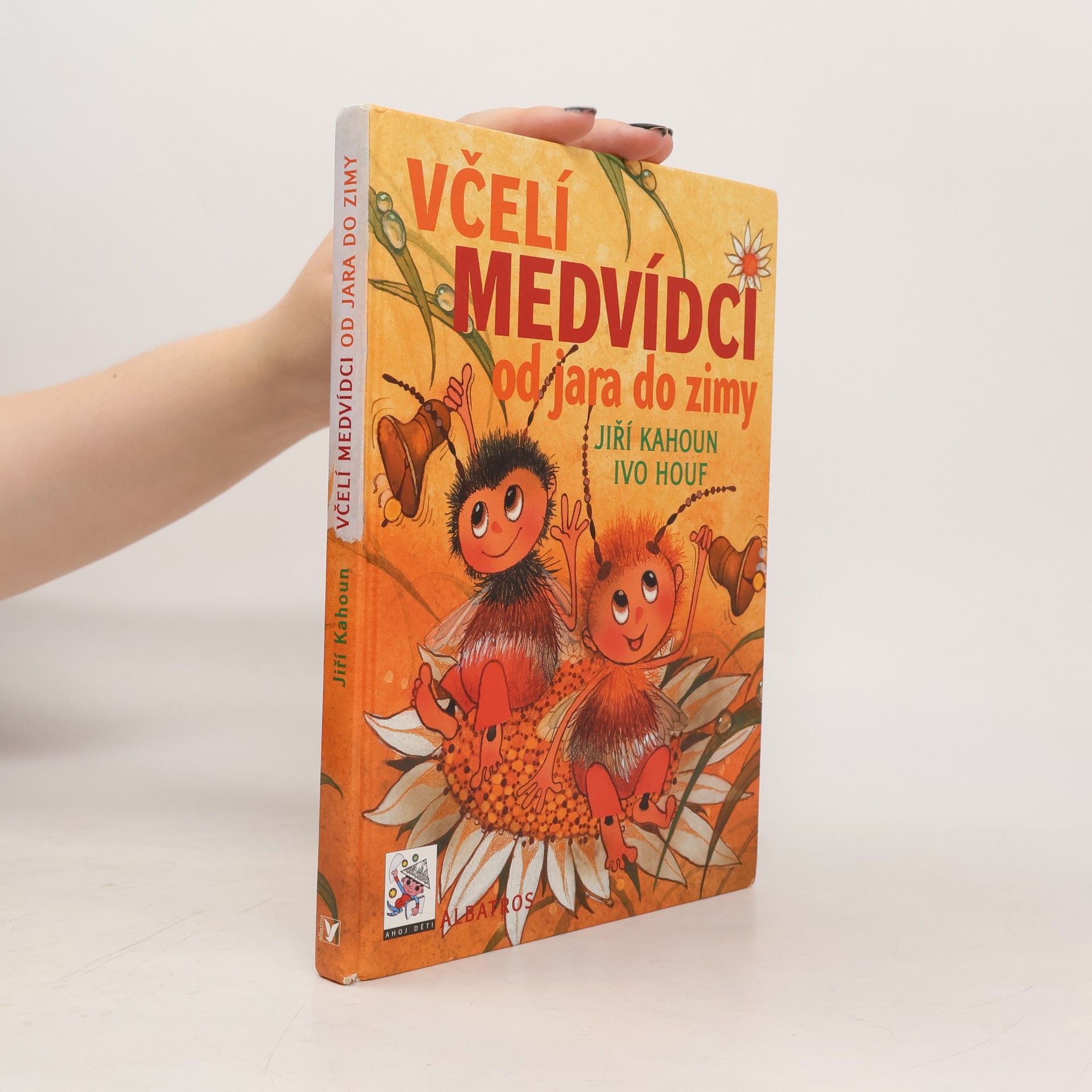 Včelí medvídci od jara do zimy