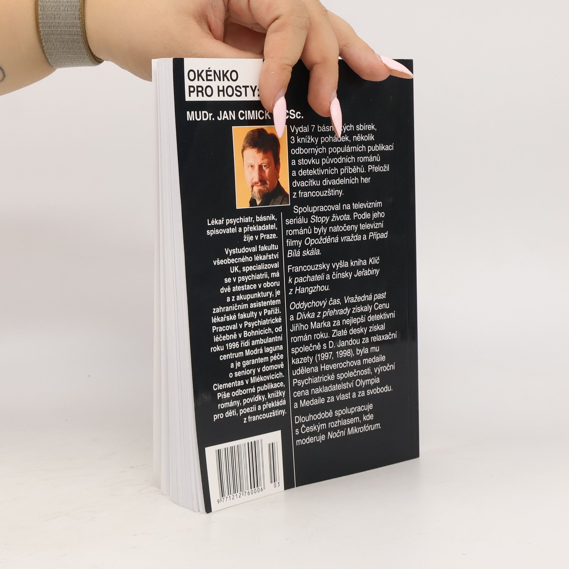 Roman Cílek U zastávky se nepohřbívá : a další kriminální příběhy