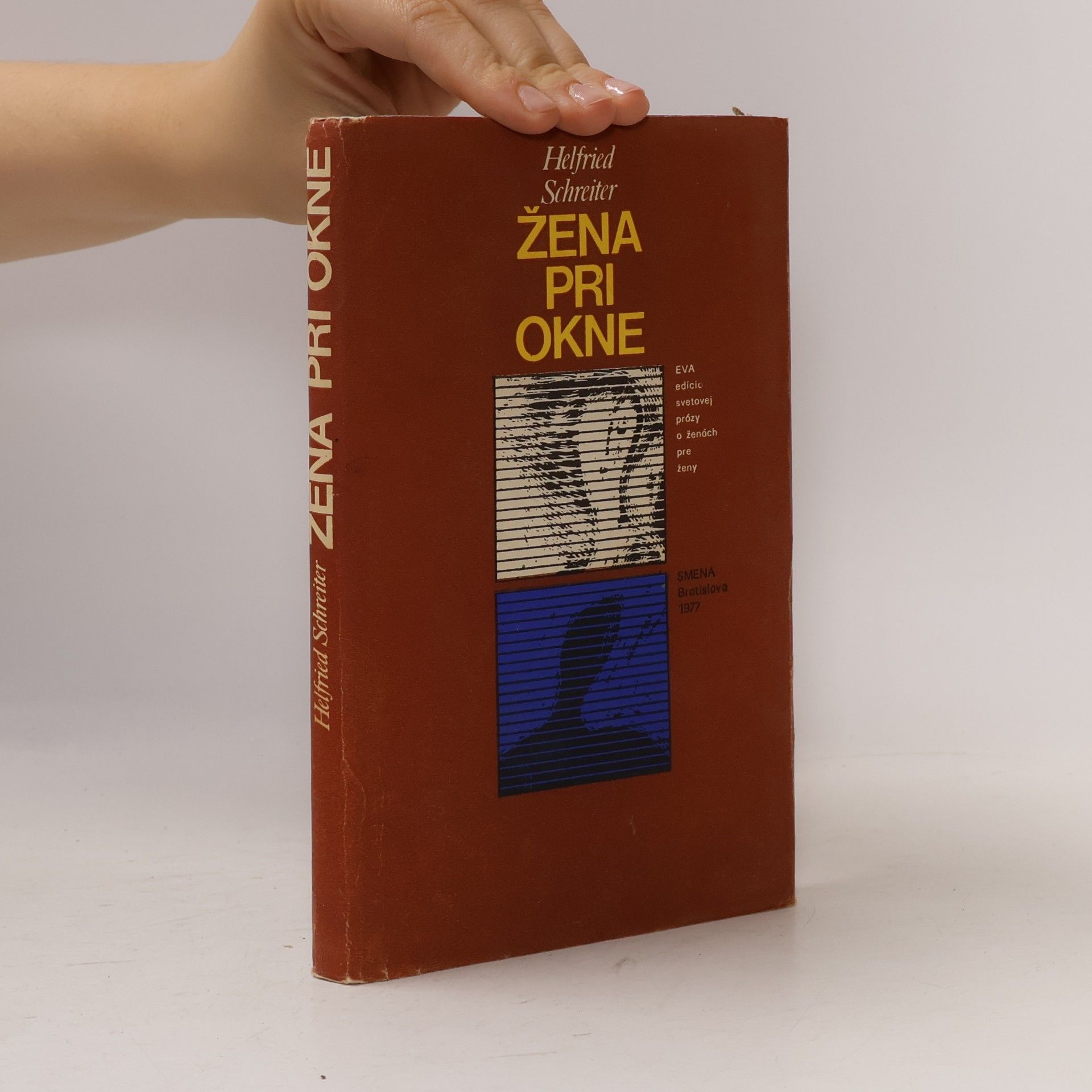 Žena pri okne