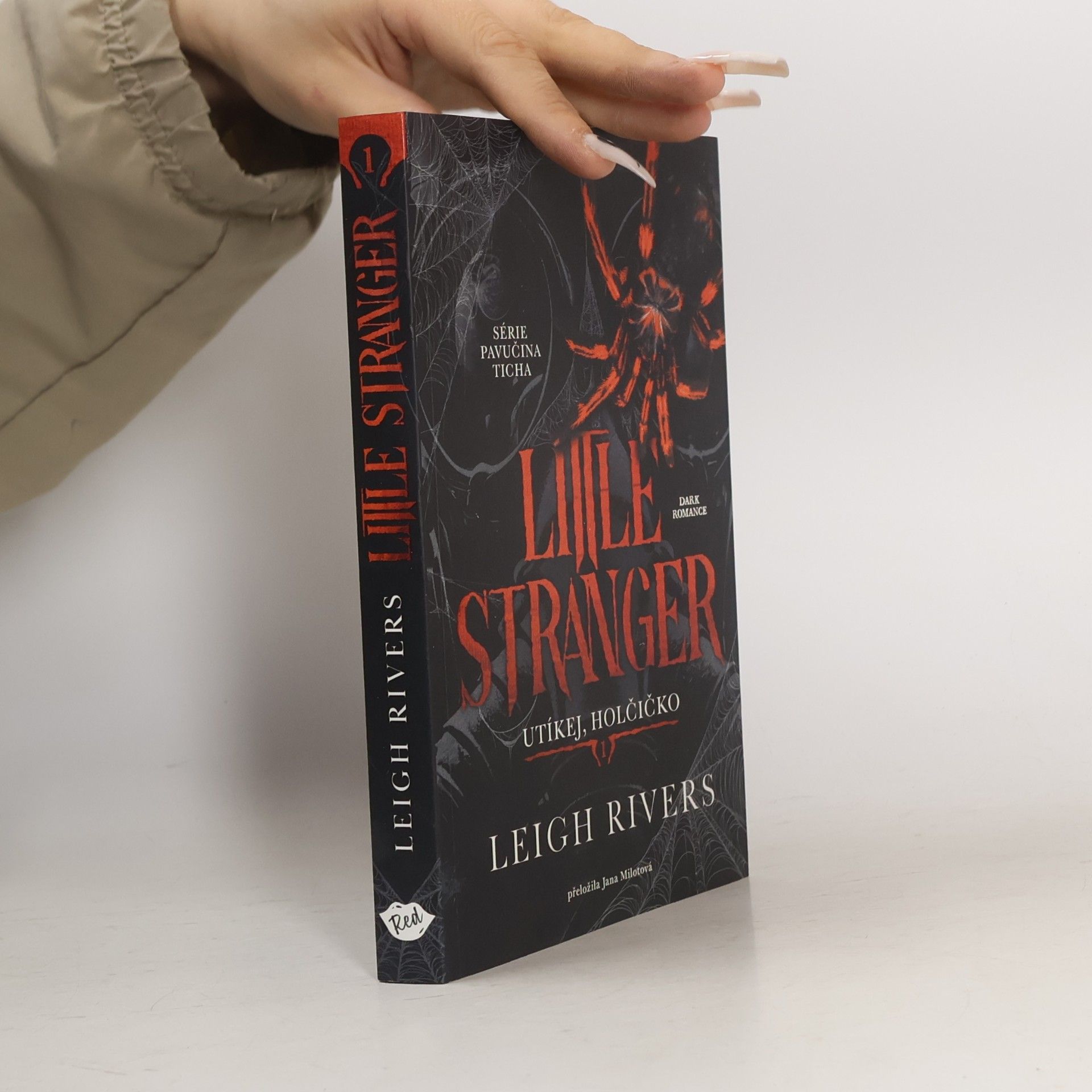 Leigh Rivers Little Stranger Utíkej, holčičko