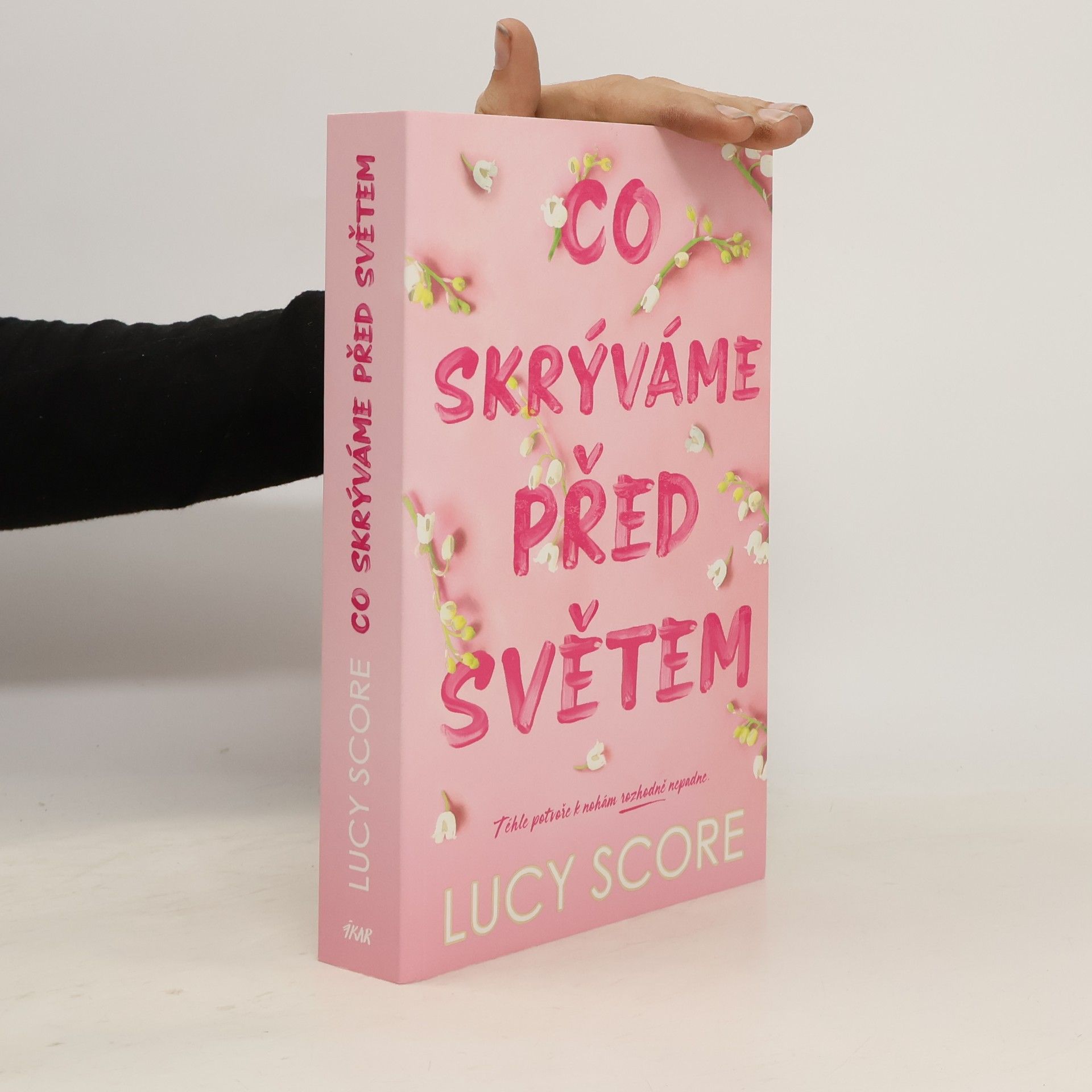 Lucy Score Co skrýváme před světem