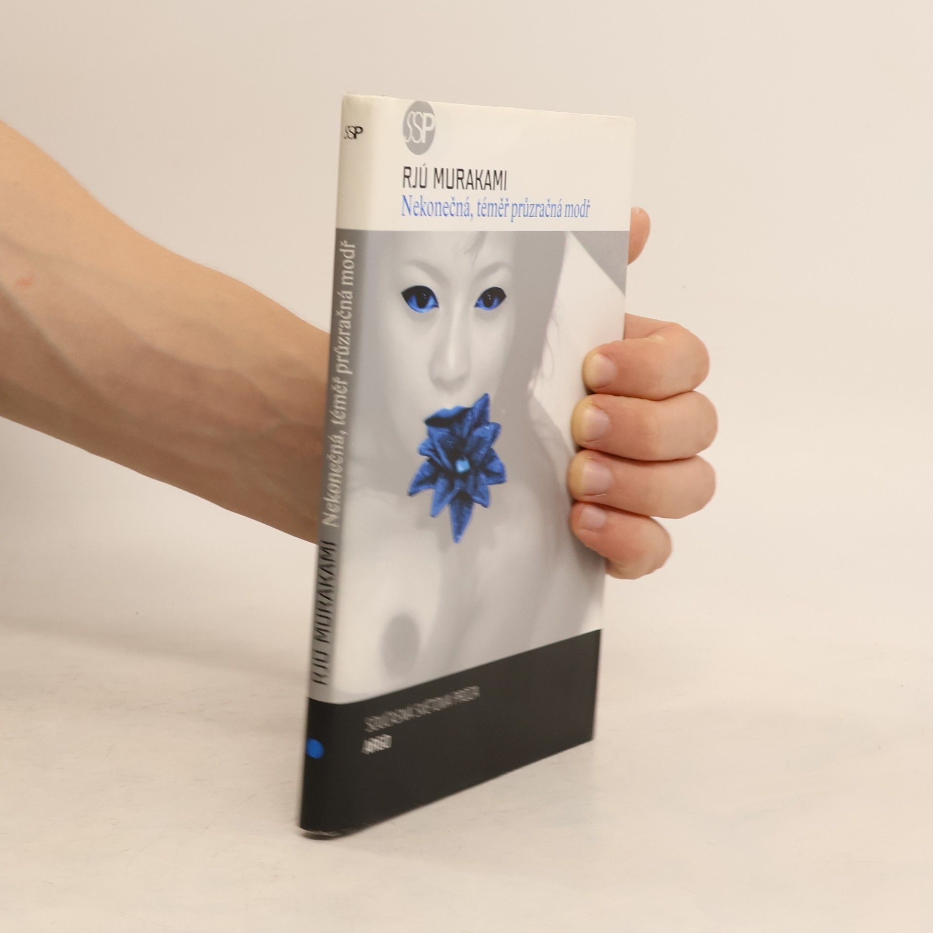 Ryū Murakami Nekonečná, téměř průzračná modř