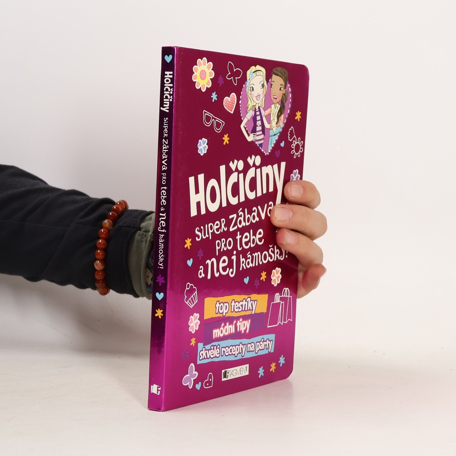 Holčičiny : super zábava pro tebe a nej kámošky! : top testíky, módní tipy, skvělé recepty na párty