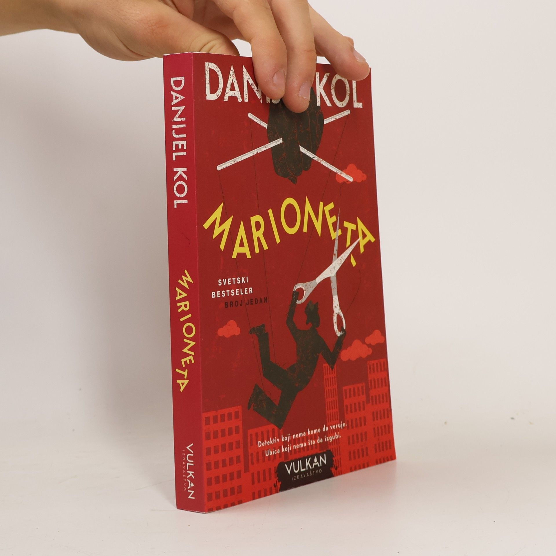 Daniel Cole Marioneta