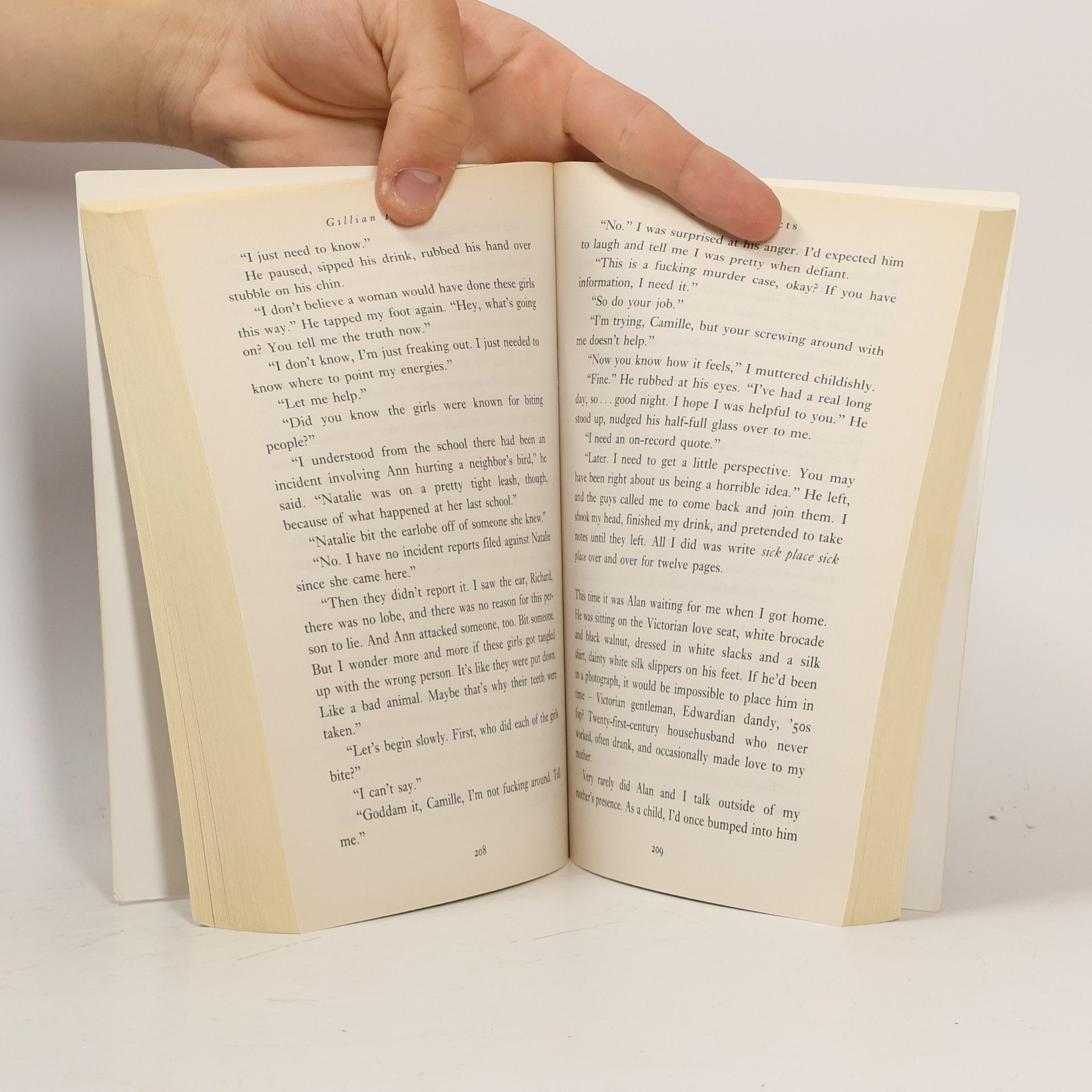 Gillian Flynn Sharp objects