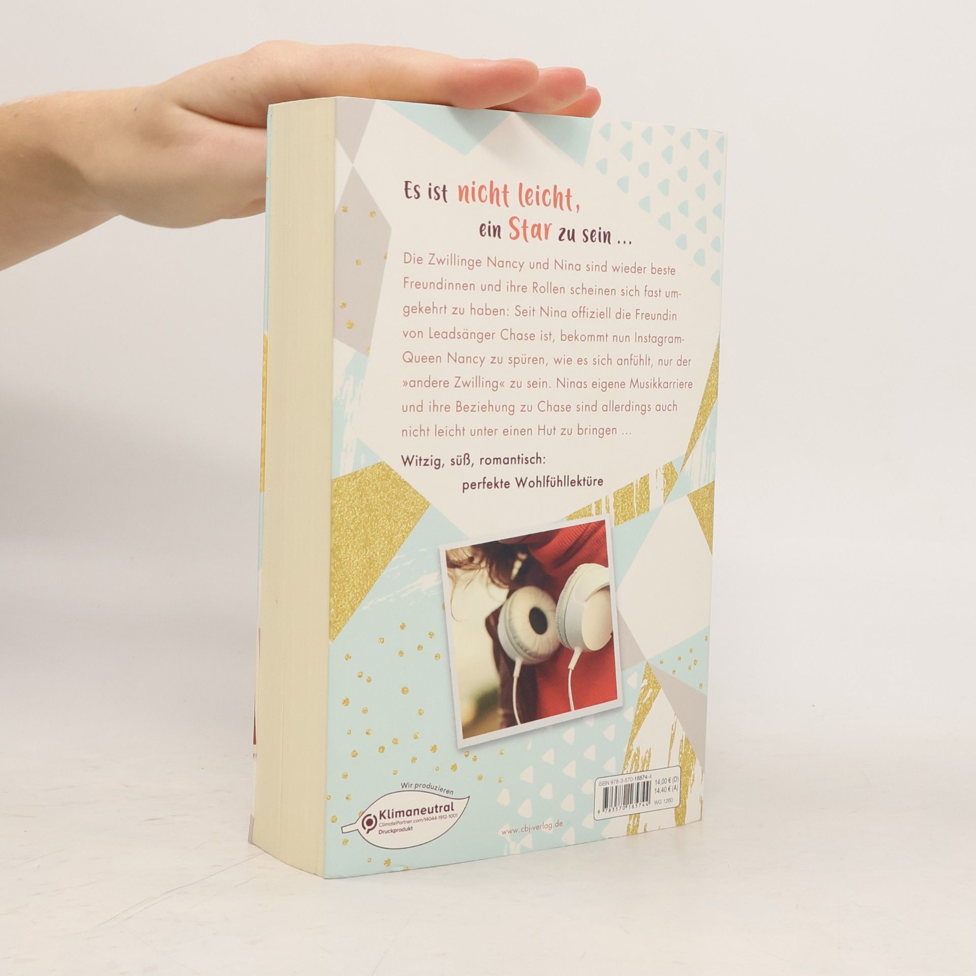 Lucy and Lydia Connell Find the Girl - Glanz und Glamour