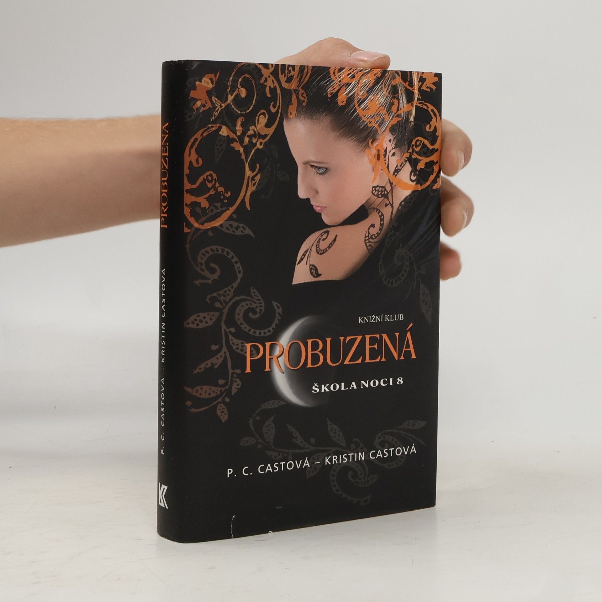 P. C. Cast Škola noci. 8, Probuzená