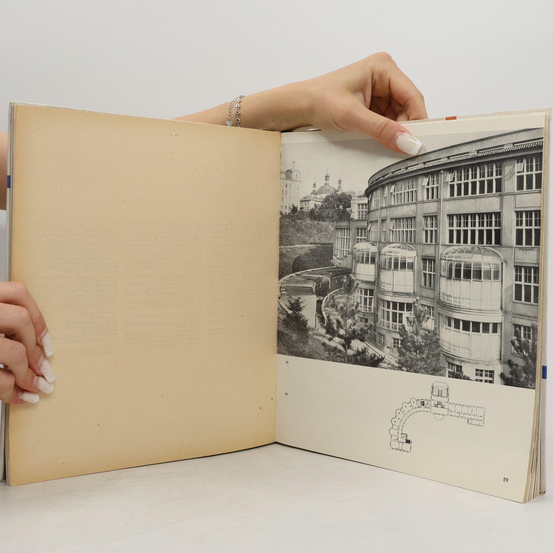 Autorenkollektiv Moderní architektura v československu