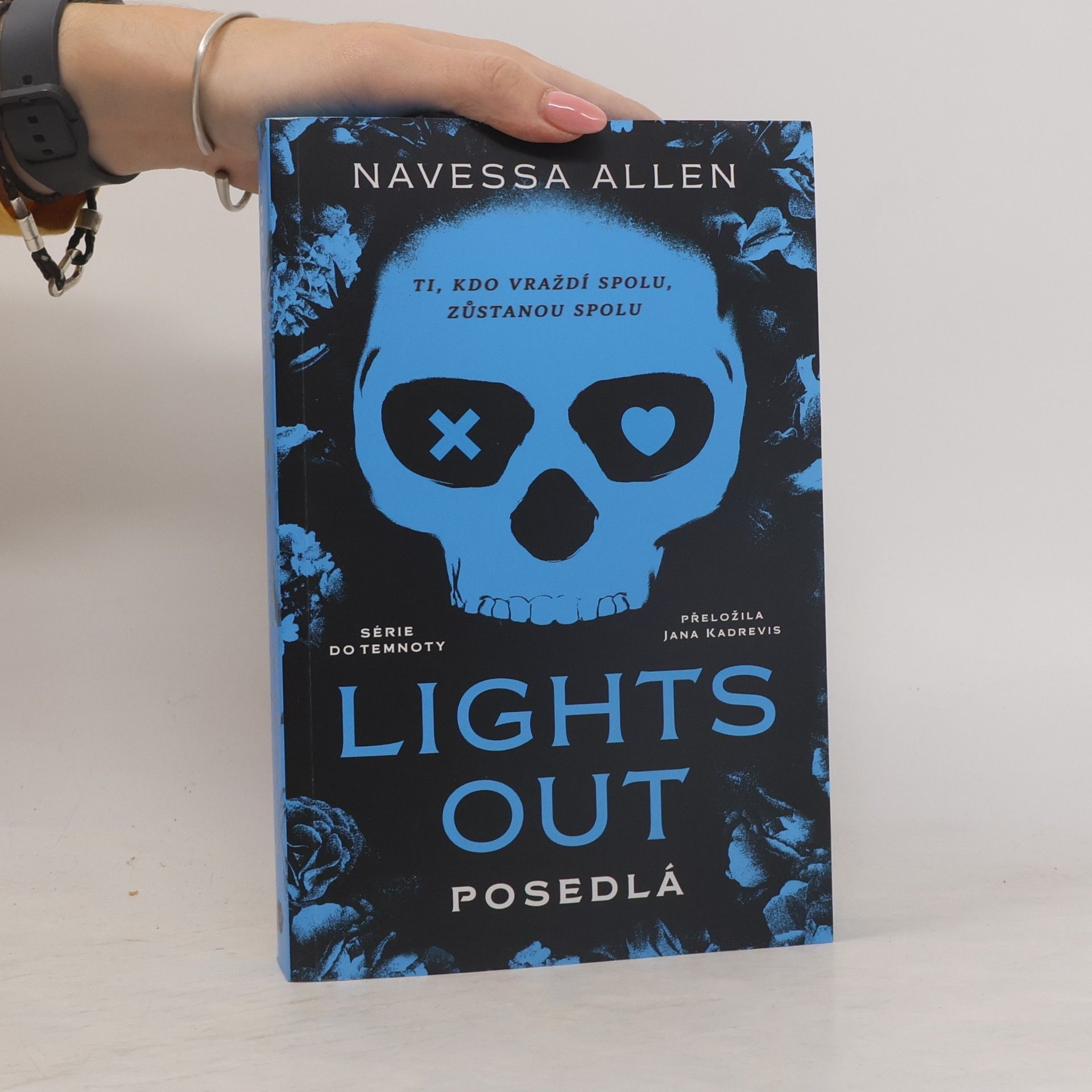 Navessa Allen Lights Out. Posedlá