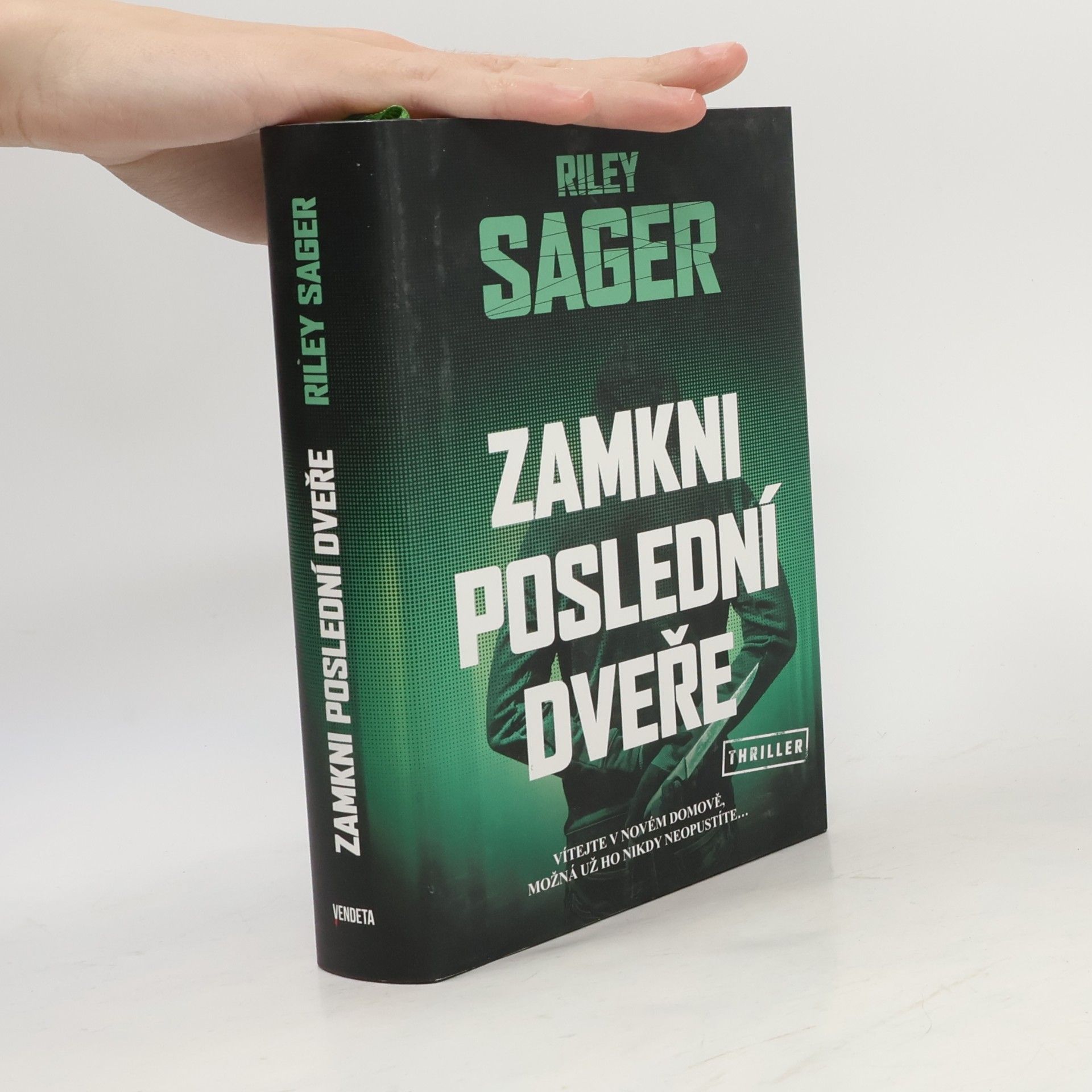 Riley Sager Zamkni poslední dveře