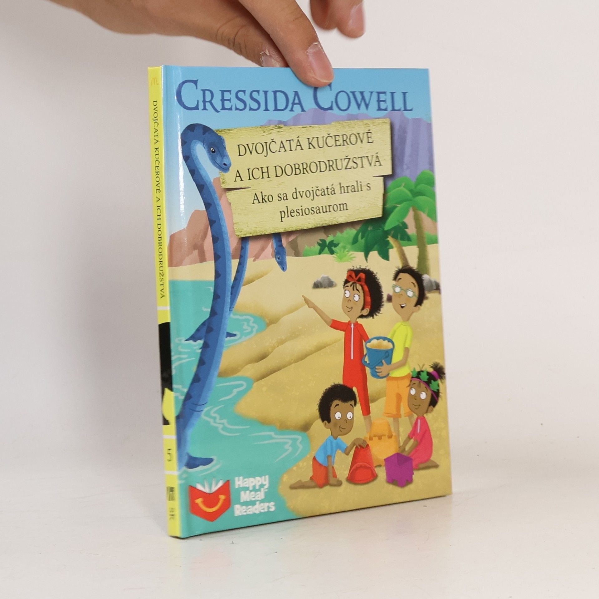 Cressida Cowell Dobrodružství Stromovic dvojčat. Dvojčata si hrají s plesiosaurem